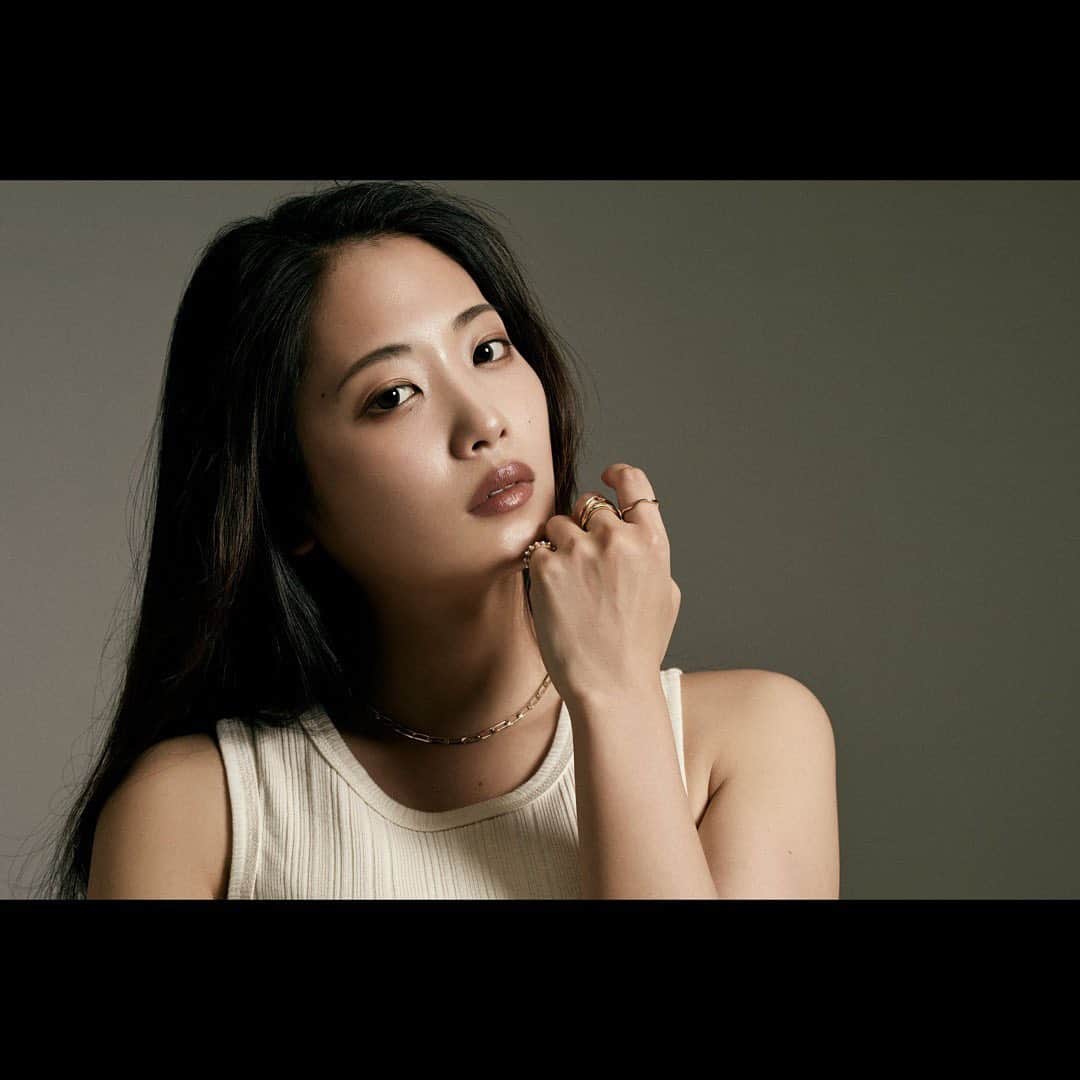 二宮芽生のインスタグラム：「photo by @pbyemi   今年もあと3ヶ月。どうする？🍃  Only three months left this year. What would you do?  #photoshoot #portraitphotography  #beige #gold」