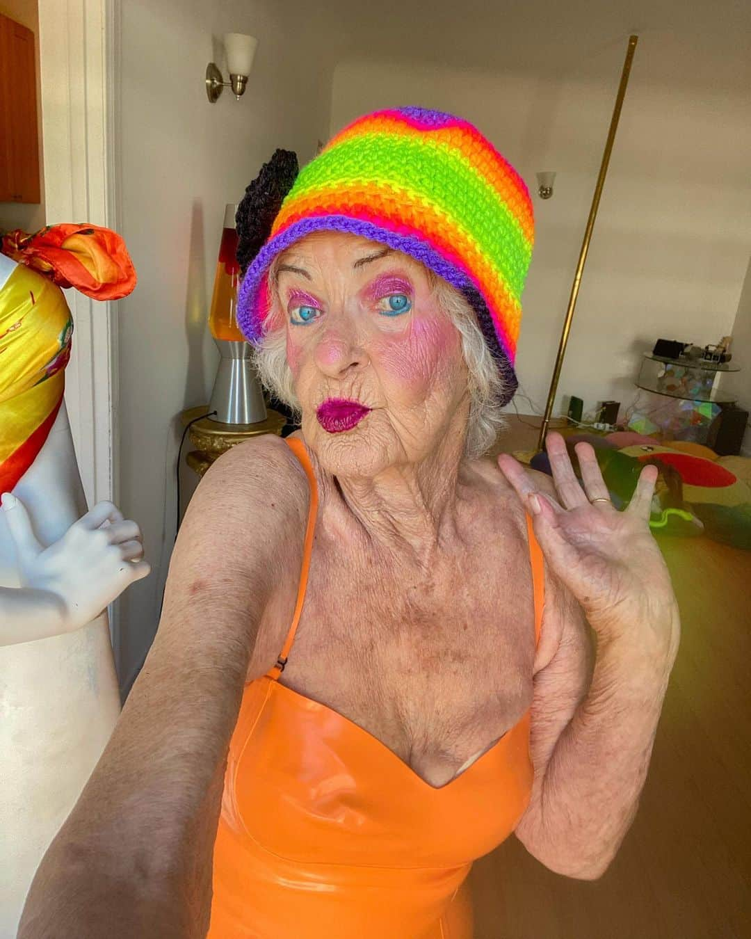 ファンキーグランマさんのインスタグラム写真 - (ファンキーグランマInstagram)「Yup..Way Too Sexi For Mah Own Good 🙏🏼❤️‍🔥🤪」10月2日 4時12分 - baddiewinkle