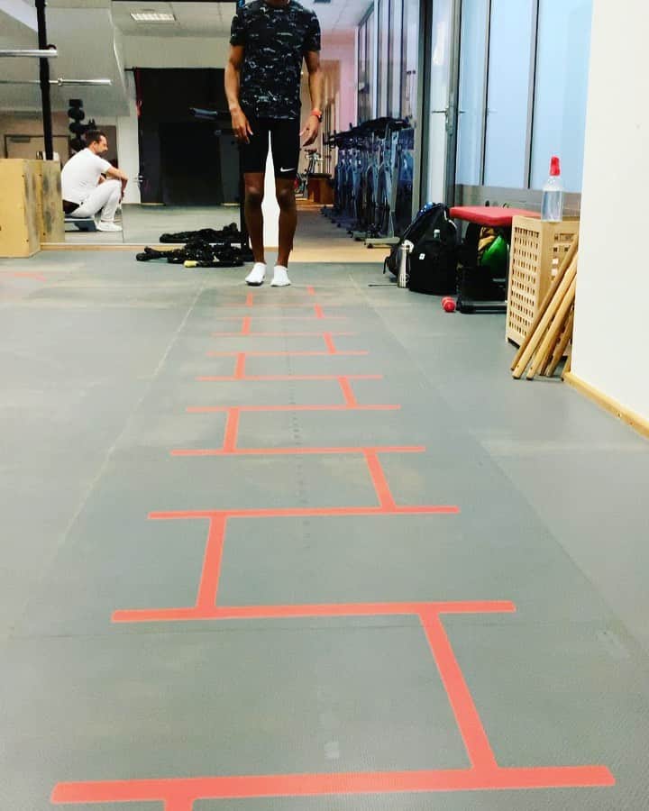 ラファエル・ホルツデッペのインスタグラム：「A little bit tricky at first, but a phenomenal  feeling to get back to some dynamic workouts 💪🏾💪🏾 Still a way to go but absolutely happy about the progress being made 🎉🎉  #rehabilitation」