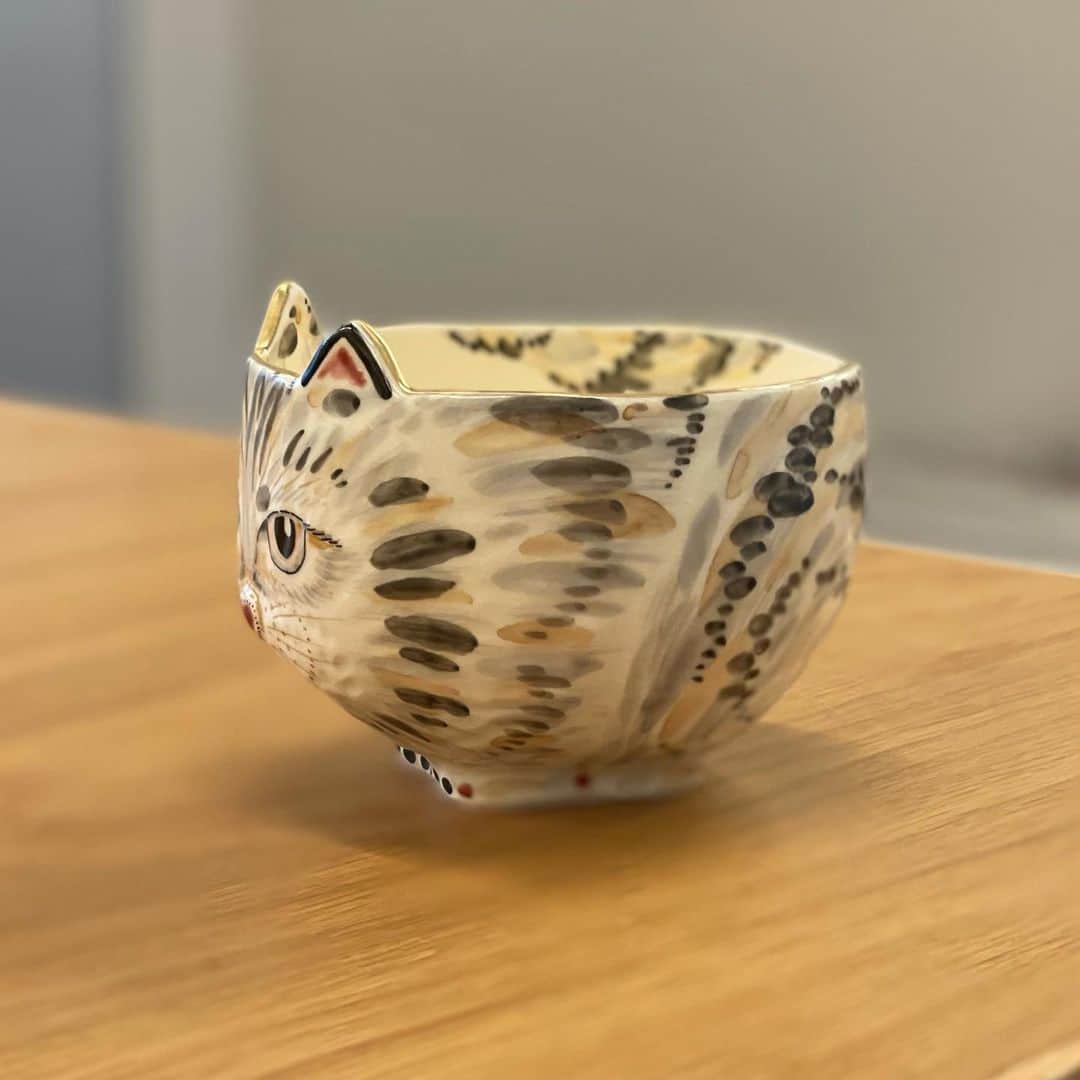 三浦瑠麗さんのインスタグラム写真 - (三浦瑠麗Instagram)「妹からバースデープレゼントの猫抹茶椀。 さすが。」10月1日 20時40分 - lullymiura