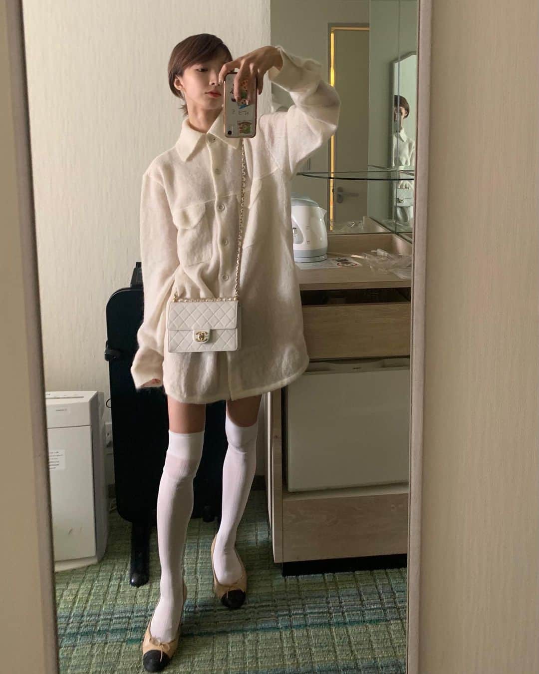 飯島望未のインスタグラム：「明日からシンデレラ開幕。 まずは札幌公演から。 そんな今日のお洋服。 knit dress @litmuslitmuslitmus  Bag and shoes @chanelofficial Socks @yo_biotoplingerie」