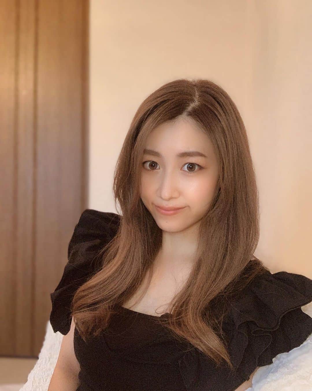 yukieのインスタグラム：「腸活と睡眠🌱 ⁡ 腸内環境を整えるためには食生活が大事ですが、質の良い睡眠をとることもとても重要です✨ ⁡ 発酵食品や腸活フード、いくら腸に良いものを食べていても、睡眠不足では充分な効果を得られません😞 ⁡ 睡眠の質が低いと視床下部が司る自立神経が乱れやすくなり、腸にダメージを与え便秘の原因になったり💦判断力認知力　忍耐力免疫機能などが低下し、風邪などの感染症にかかりやすくなってしまいます😷 ⁡ なので私は毎晩深い睡眠を得るために、、 ⁡ 眠る2時間前には昼光色の蛍光灯を消してPCやスマホの電源OFF（ブルーライトは眠りの大敵）　 ⁡ 心をリラックスさせるために、軽いストレッチ　キャンドルを灯して瞑想　アロマミストでお部屋をラベンダーの香りで満たす✨ ⁡ ⁡ これを習慣にしています🌙 ⁡ これらの方法は眠りのスイッチが入り、毎晩ぐっすり眠れるので本当にオススメです😊 ⁡ ⁡ 最後までお読みいただきありがとうございます✨ 良い週末をお過ごしくださいませ😊 ⁡ ⁡ ⁡#今日もお疲れ様でした  #腸 #美腸 #腸活 #睡眠美活 #腸内環境 #腸内環境改善 #インナービューティー #美容 #メンタルヘルス #beauty #life #fruits #happy #happylife #selfcare #instabeauty #loveyourself #loveyourlife ⁡ ⁡」