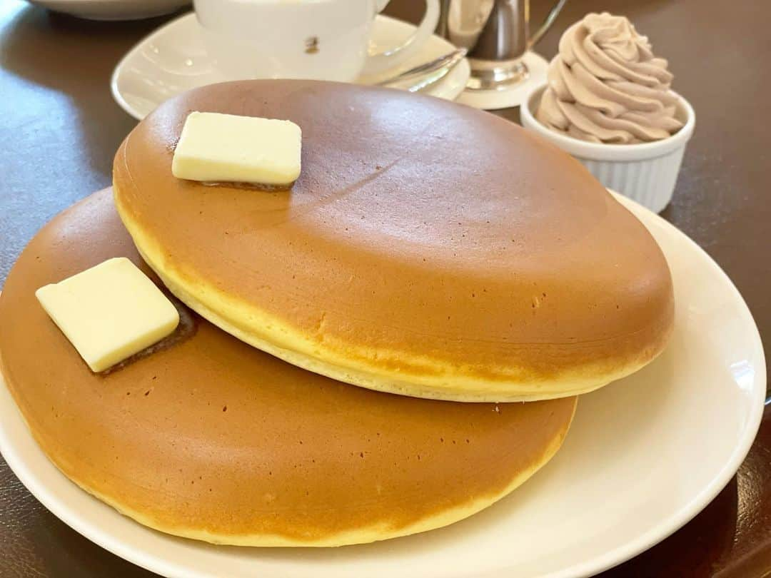 真飛聖さんのインスタグラム写真 - (真飛聖Instagram)「ヒャーーー♡  直径18センチのホットケーキ🥞  初めて食べたけど すんごく ふわっふわで めちゃくちゃ美味しかったーーー✨  #銀座ウエスト #ホットケーキ#チョコバタークリーム」10月1日 21時01分 - sei_matobu