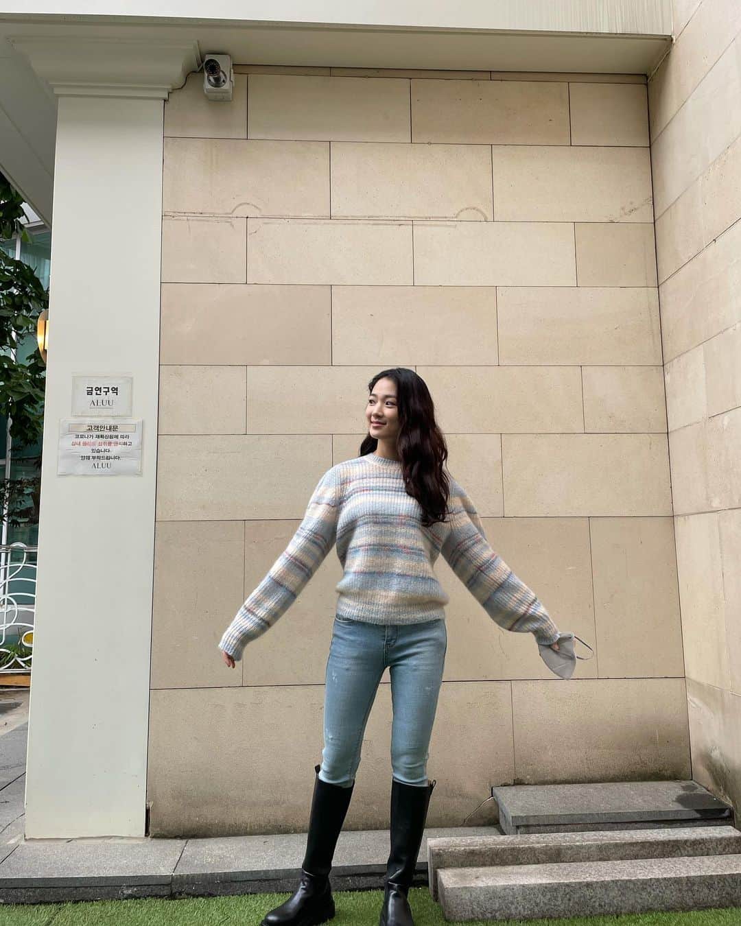 キム・ヘユンのインスタグラム：「생존..신고를...조심스럽게...🙂」