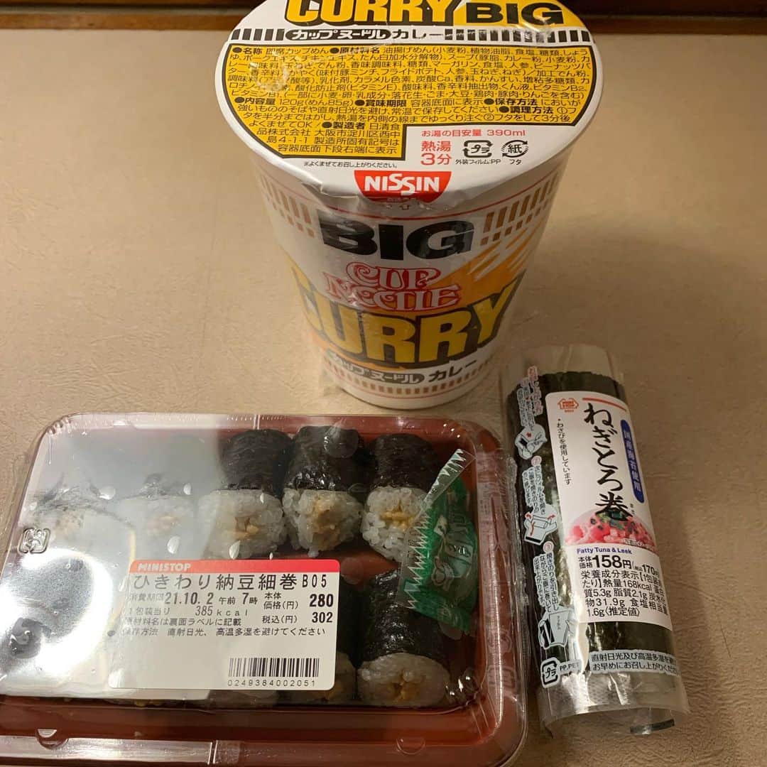 内山信二のインスタグラム：「今宵は独身めし‼️  これはこれで美味いけど、、、  やっぱり琴ちゃんの手料理が  食べたいな〜🥰」