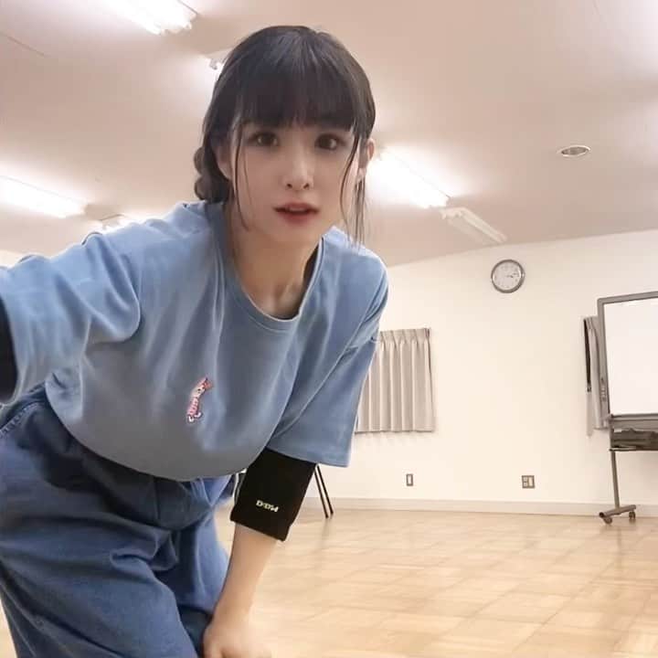 のインスタグラム：「ひさびさにスタジオで練習できたぁ🧸🤎☺️ #bombastic #シャギー #ピグレット #bgirl #breakin #breakdance #dancer #bboying #worldpowermoves #hollowback #frezze #freezeoftheday #girlpower #powermove #powermoves #handstand #handstandpractice #homepractice #ブレイクダンス #ダンサー #逆立ち #筋トレ #筋トレ女子 #ボディメイク #宅トレ #自重トレーニング#oldclothes #teddybear #bgirlcocoa #お団子ヘア」