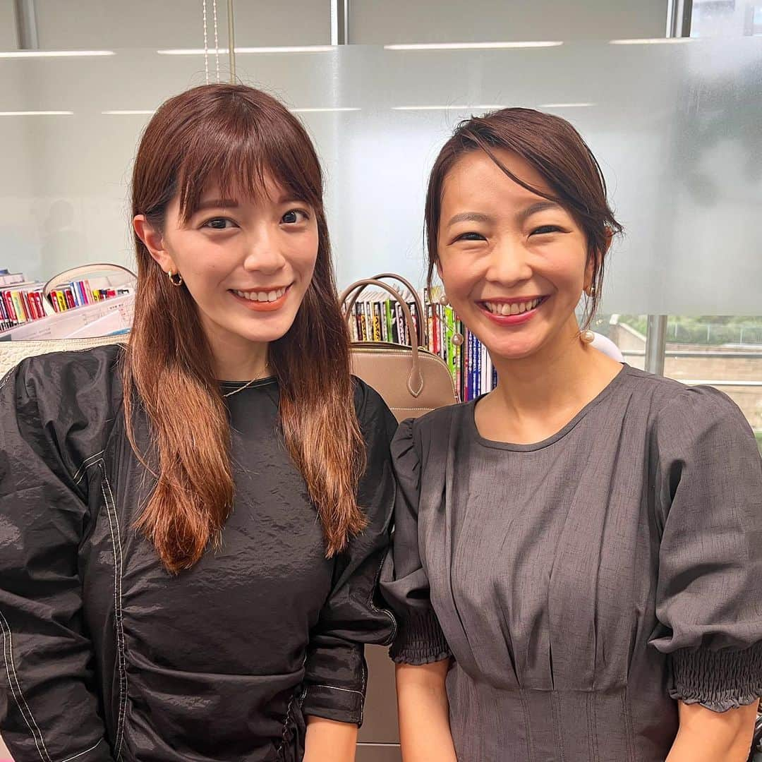 三谷紬さんのインスタグラム写真 - (三谷紬Instagram)「* 大好きな大好きな大木さん。 番組こそ一緒になったことがないですが、 毎週月曜と水曜にメイクの時間が一緒で 30分くらいメイクをしながらたくさんお話ししていました😊 お姉さんのようで友人のような 先輩なのに勝手に凄く距離が近く感じていました。 お話ししていて心地よく、 ついつい仕事以外の相談を聞いていただいたり… 毎週のメイクの時間がとにかく楽しみで楽しみで。 今日は大木さんと何話そうかな。って軽くスキップしながら メイク室に向かっていたほどです。 そんな大木さんと メイク室どころか会社で会えなくなってしまうなんて… とても寂しく感じています。 引き止めたいなぁと今日までずっと思っていました。 でも今回の決断をした大木さんが凄く格好いいな。と思う気持ちもありました。 先輩として本当に多角的に背中を見せて貰いました。 まだまだその背中を追いかけたかったです…… 今日大木さんとお話ししていて 「三谷ちゃん！バンバン連絡するからね！！お茶もしようね！！」と。 そう言われて 今まではメイク室だったけど、これからはcafeに変わるだけなのかなって🤭 そう思うとこれからの大木さんの人生のお話を聞くことが 凄く凄く楽しみになりました。 私も大木さんとお茶した時に話せるように 悔いなく、面白い人生を送らなきゃ！ と気付かされました。 本当に尊敬する大好きな先輩です。 これからも応援しています！ ありがとうございました。 * #大木優紀 アナ #テレ朝 #テレビ朝日 #退社 #感謝 #ありがとうございました #大好きです #三谷紬」10月1日 21時40分 - mitani_tsumugi