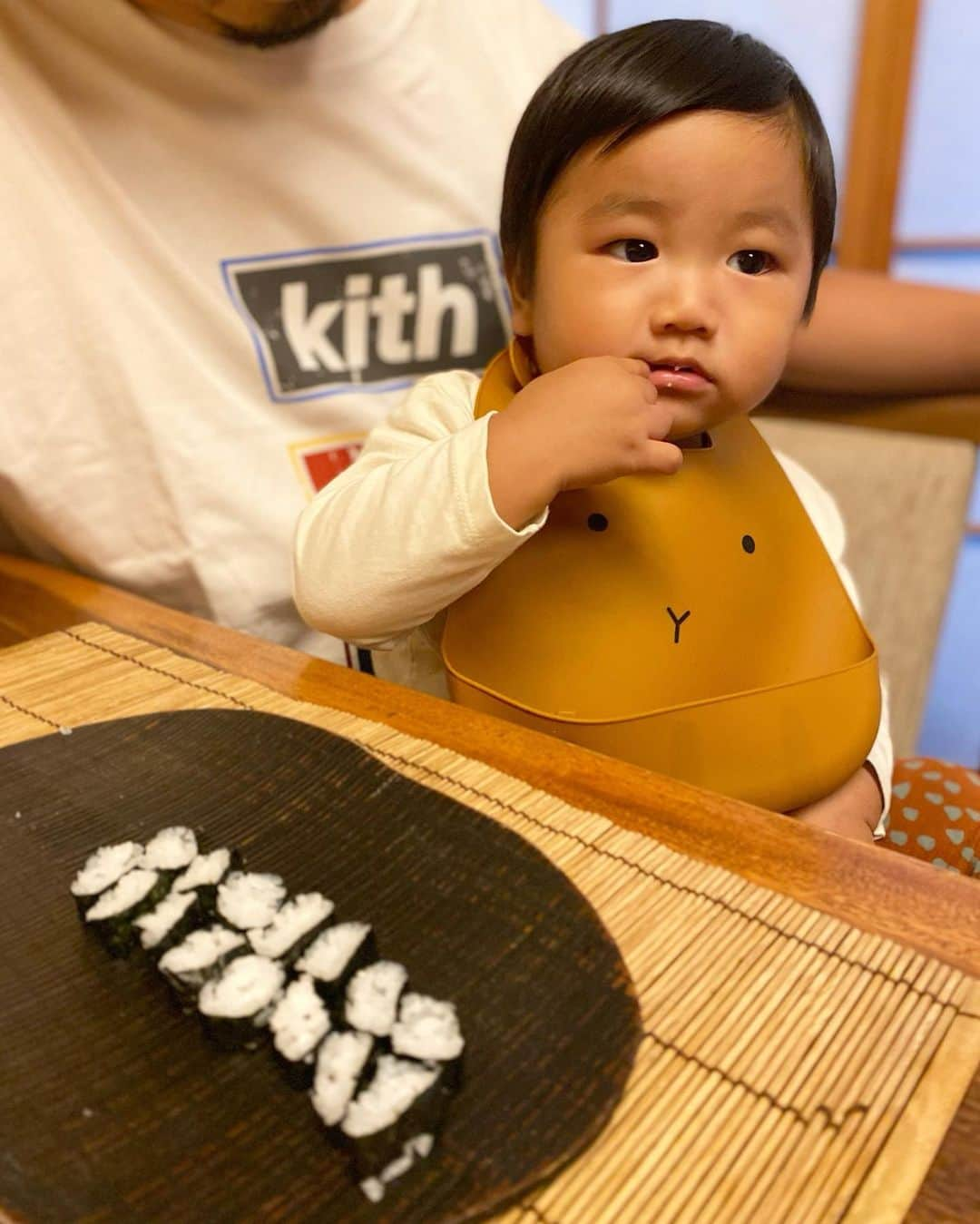 Mai Wakimizuさんのインスタグラム写真 - (Mai WakimizuInstagram)「神戸で応援してくれてた主人が、打ち上げにとお鮨に連れて行ってくれました＼(^o^)／1番に出て来た息子用のミニチュア手巻き♡大食いの僕ちん、一丁前に2回お代わりしてた。笑  私がこうして楽しくお仕事出来てるのは家族の全面協力のおかげ。伊勢丹のお話を頂いた時息子はまだ生後半年ほどで、東京だし1週間だし現実的に難しいだろうなぁと思いながら無理を承知で主人に相談すると、意外とあっさり"やったら良いやん！行っておいで！"と応援してくれました。そういやブランドを立ち上げるきっかけも主人の一言だった♡私の1番のファンは主人なのかもしれません♡笑 皆でしっぽりpopupを振り返りながら楽しい夜でした♡ #wakkingourmet#勇すし#神戸#1歳2ヶ月#1歳男の子」10月1日 21時41分 - wakkin__m