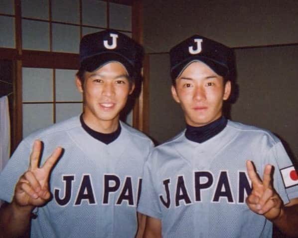 榎下陽大のインスタグラム：「15年前の夏と、今日。 もう16年の付き合い。 甲子園準決勝で対戦が出来、同じチームで野球が出来たこと、本当に嬉しかったです。 これからもよろしくね。 本当にありがとう。  #斎藤佑樹 #lovefighters」