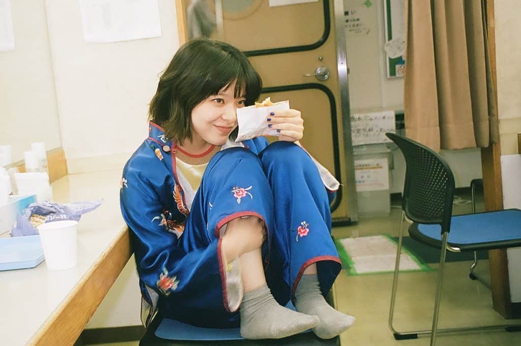 岸井ゆきののインスタグラム：「揚げ物のあぶら色リップ💄  最終回を終えてシンプルに「ありがとう」と伝えたいんだけどそれだけじゃ足りなくてぶつぶつ言いながらだらだら打ってしまう　気がする つぎはみんなとの写真をポストする📷☺️  だれかが笑っているのはもちろんうれしいけど自分も一緒に笑っているってのが大事なことだ✋ 雨風に気をつけてくださいね☁️🌈」