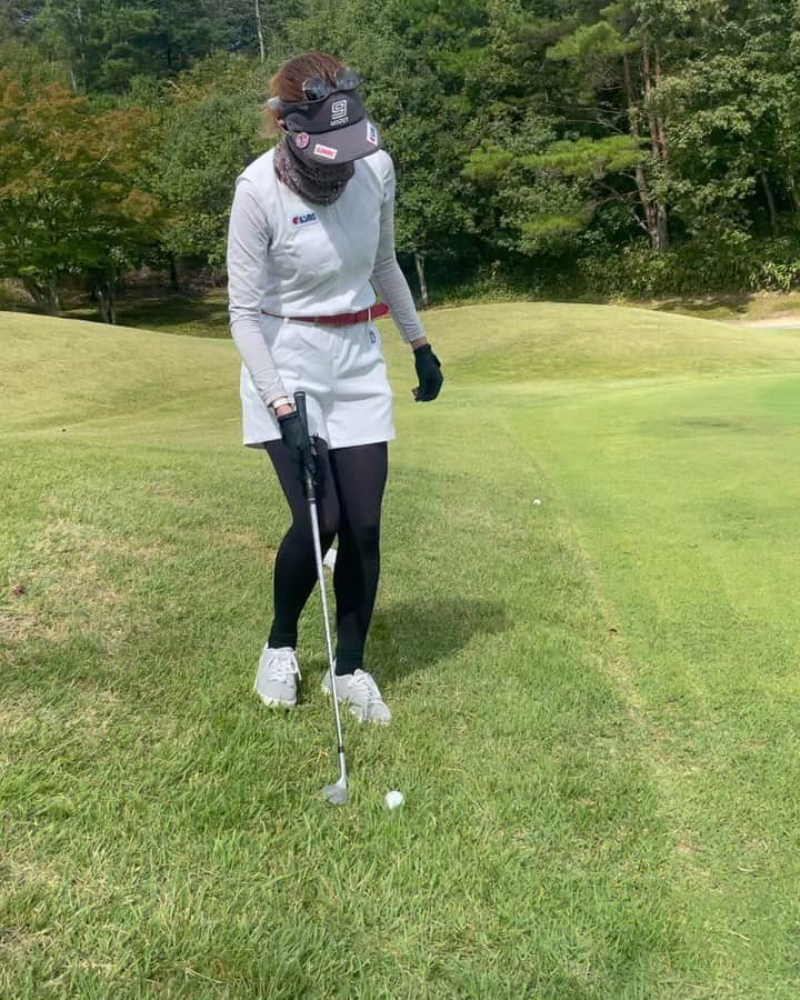 のインスタグラム：「. 左足下がりの下りの距離の短いアプローチ⛳️ . . こーゆライからのアプローチ難しいけど、 これは上手くいったやつ😆🌟 . . #ゴルフ #ゴルフ女子 #ゴルフウェア #ゴルフスイング #ゴルフコーデ #ゴルフ女子コーデ #女子ゴルフ #ゴルフスイング動画 #ゴルフ動画 #アプローチ #アプローチショット #golf #golfwang #golfwear #golfswing #golfgirl」