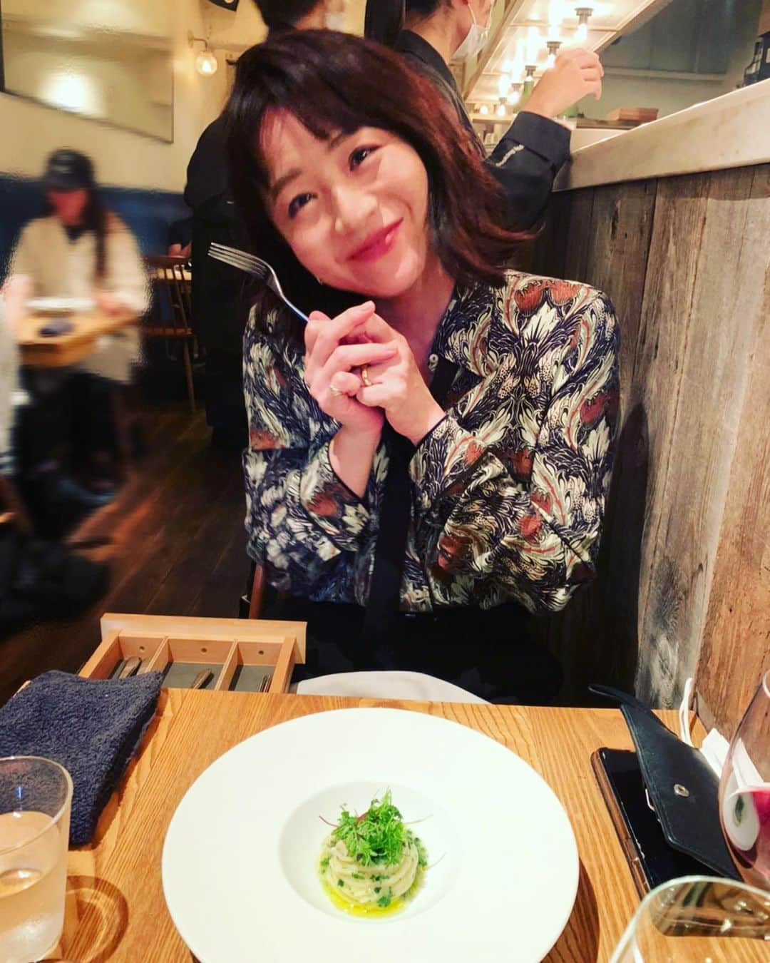 大橋未歩さんのインスタグラム写真 - (大橋未歩Instagram)「上京した母が撮ってくれました🥰  前回の母は田嶋陽子さんでしたが  今回はVOGUE編集長と命名させていただきました。 いや怒られるわ😂  私も編集長メガネを拝借してみましたが 老眼鏡の度がきつすぎて やや吐きそうになりましたw  #sio #母が元気で良かった  #グルメ」10月1日 22時40分 - o_solemiho815