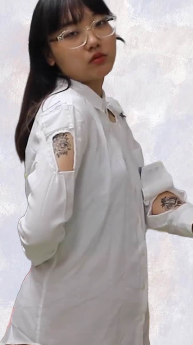 藤原麻里菜のインスタグラム：「I made the shirt that allows showing your tattoos (my tattoos are fake🧚‍♂️)」