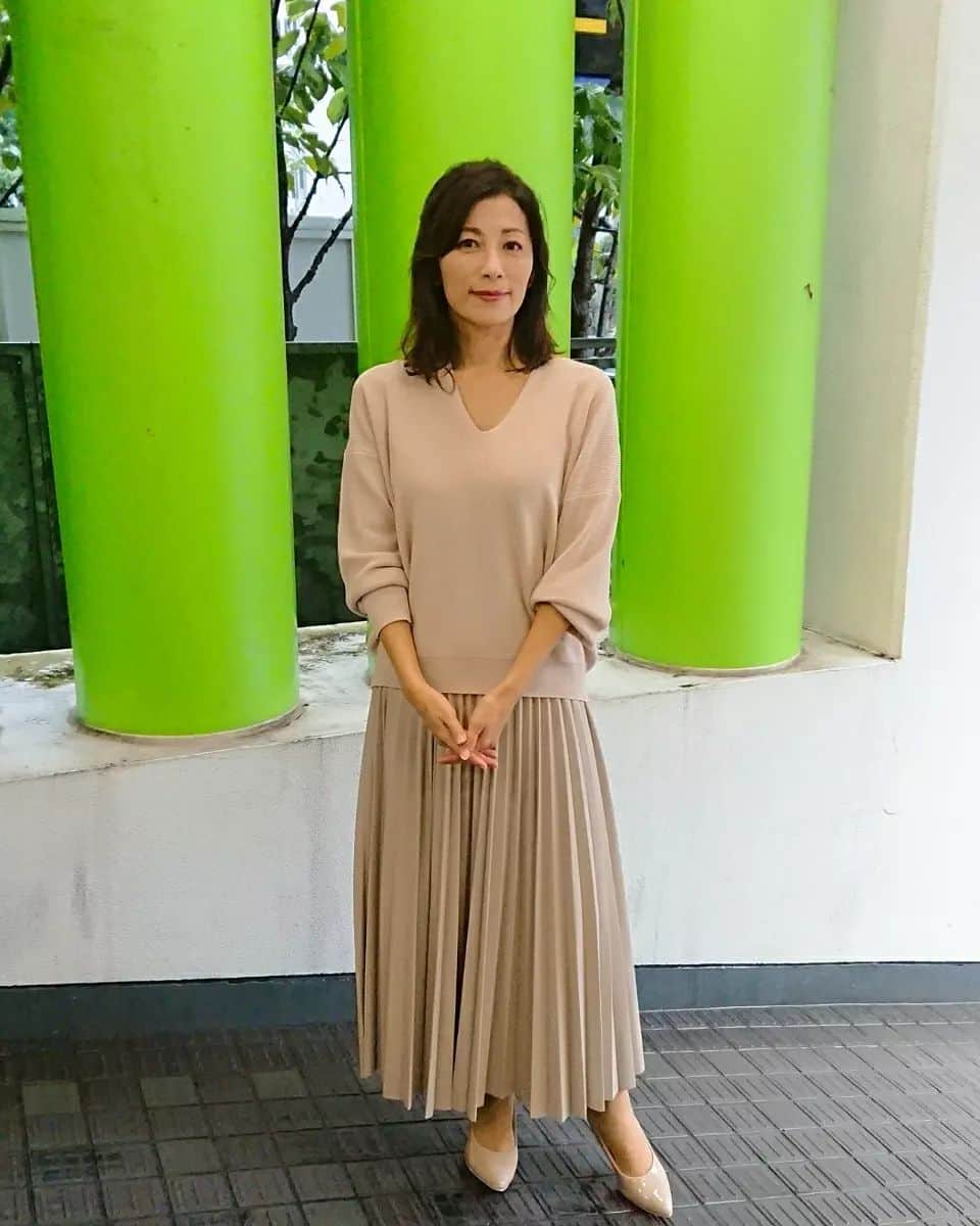 中田有紀さんのインスタグラム写真 - (中田有紀Instagram)「10月🍁衣替えでお洋服も秋物投入😊 優しい色合いで組み合わせてみました。  tops&bottoms @elura_official   単品でも使いやすいし、他のアイテムとも合わせやすいです。エコレザープリーツスカートは軽くて履き心地も最高✨  #Elura #エルーラ #大人の悩みに効くコーデ #Elura2021AW #秋服 #ワントーンコーデ #衣裳協力」10月1日 22時46分 - akinakada0508