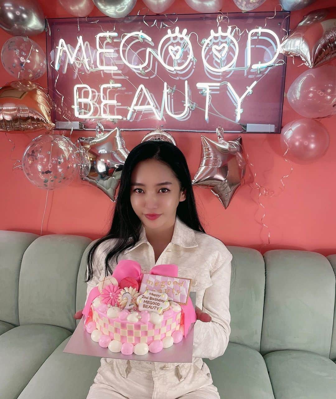 megbabyのインスタグラム：「HappyBirthday @megood__beauty 🎂💕  megood beautyが2周年を迎えることができました😭💛✨  この日までがんばって来れたのは、たくさんの愛を注いでくれるお客様、 こんな私のお願いにも休まず頑張って毎日一緒に成長して行ける最強のmegoodチーム、 megood beautyに関わるすべての皆様(家族)のおかげです🥺✨  本当にありがとうございます💕💕  megoodをつかって悩みがなくなったと言われることが、1番うれしい私の原動力です😭💕みなさまから頂いたレビューは私の宝物です🥺  これからもみんなのキレイになりたいに応える、みんながわくわくできる商品をつくっていけるようにがんばりますので、どうぞ応援よろしくお願いします🦾  みんなの声を形にするのが私の使命。 作って欲しいものがあれば聞かせてくださいね✨  みなさまの❤megood愛❤に感謝してスペシャルイベントをご用意しました🎉 バースデーセールや2周年限定商品、BOX再販と盛りだくさんなので、お祭り気分で楽しんでもらえたらうれしいです😆🎆 -------------------------- 『🎂megood beauty 2nd BIRTHDAY🎂』  【✨SPECIAL SALE✨】 megood beauty全ブランド対象(一部除外あり)[✨ALL20%OFF✨]のスペシャルセールを開催❕  『🎂megood beauty 2nd BIRTHDAY SALE🎂』 10月1日(金)17:00～10月3日(日)23:59  --------------------------  【✨限定商品✨】 日焼け止めがクッションに🌞グロウサンクッションが一回り小さくなって新登場！大人気の中身はそのまま、小さめバッグにも収まる限定シルバーパッケージ👝🔮  「GLOW SUN CUSHION SPF50+ PA++++ MINI」 ￥3,080(税込)  --------------------------  【✨限定商品✨】 82種類の豊富なミネラルが含まれた天然由来のヒマラヤピンクバズソルト⛰入浴剤やボディースクラブとして、ラグジュアリーなローズの香りがお肌を包み込みリラックスバスタイムへ誘います🛁🥀  「AROMATIC BATH SALTS - ROSE NOIR -」 ￥2,200(税込)  --------------------------  【✨再入荷✨】 『[💚BIG SIZE💚] MUGWORT PURE TONER POMP SET』 -MUGWORT PURE TONER POMP 500ml -CHIRU COTTON 80枚 ＊￥11,440相当  10/1-10/3のSALE期間中はさらに20％OFF ￥8,250→［✨￥6,600(税込)✨］  --------------------------  イベント詳細は @megood__beauty の投稿やIGTVでもかなり賑やかにおしゃべりしてるのでチェックしてください🧸💭 在庫切れもすでに出てきてしまっています😳😲早めにチェックしてね🥺💦  #megoodbeauty #mgbskin」