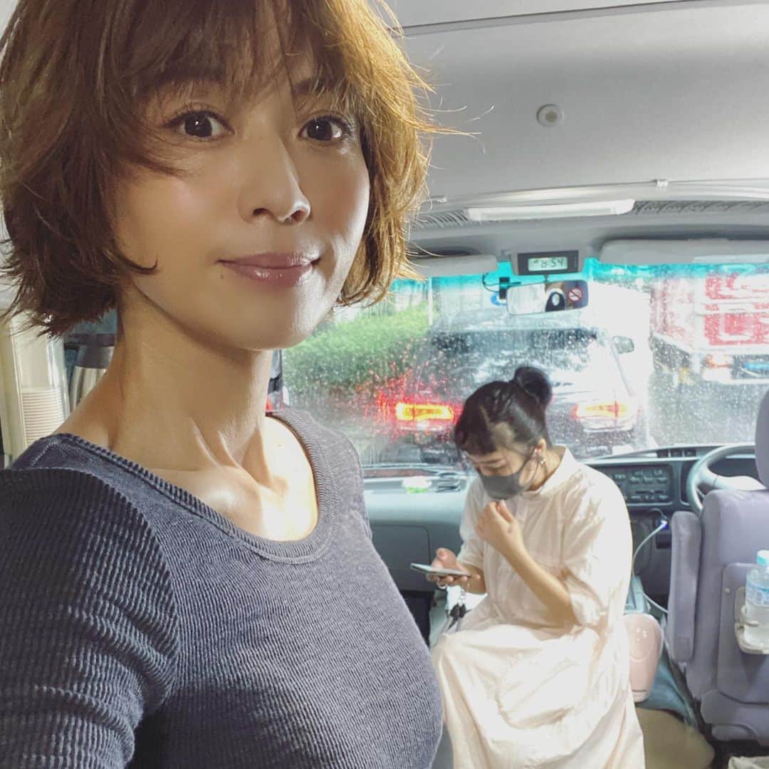 畑野ひろ子のインスタグラム：「今日の撮影は、雨風を凌いでのロケで、何度も髪の毛を巻き直してニュアンスヘアをキープしてくれた、　@makiori ちゃんありがとー❤️ 後ろで、携帯で何やらチェック中😁」