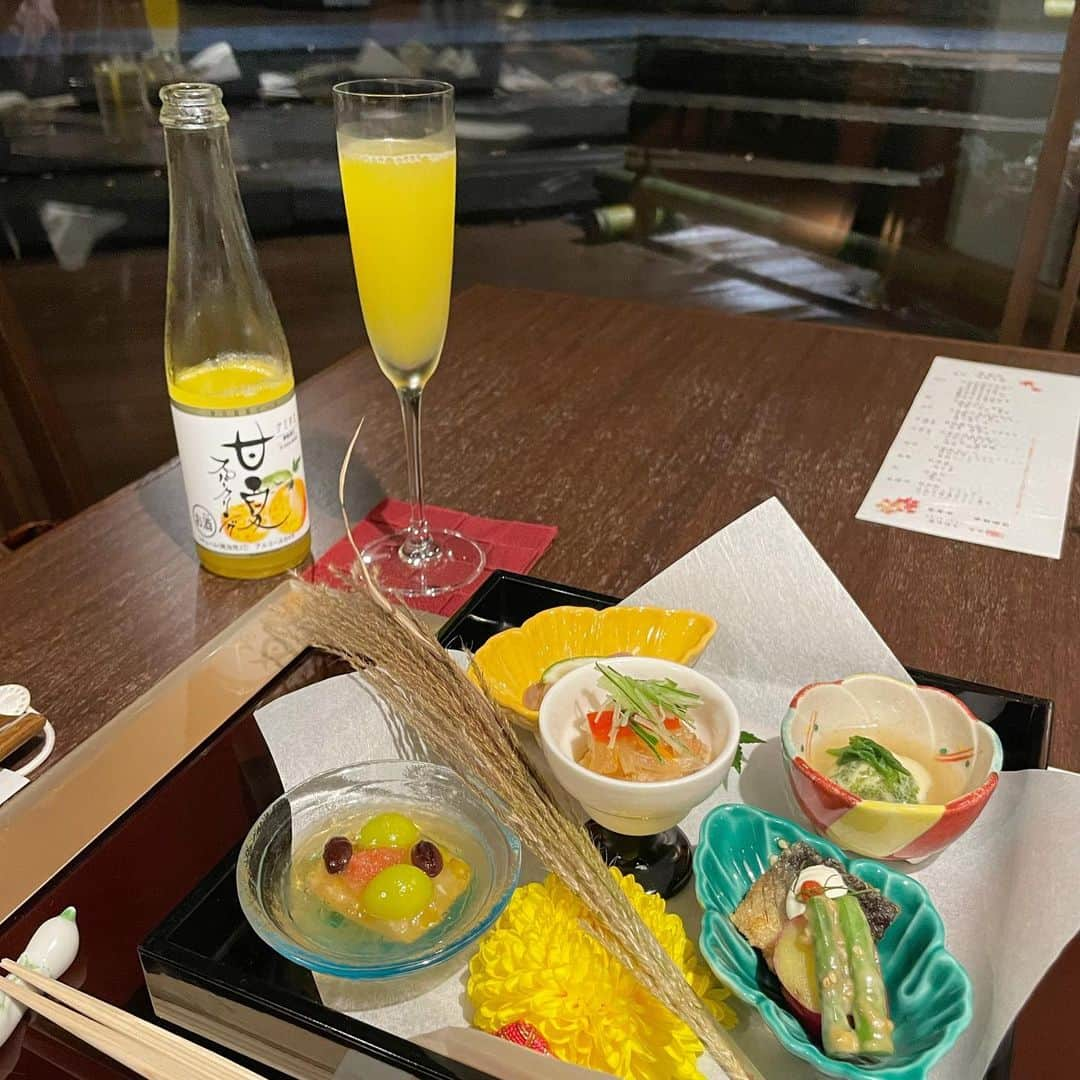 小野澤玲奈さんのインスタグラム写真 - (小野澤玲奈Instagram)「久しぶりに 外で美味しいご飯とお酒🍹  缶じゃないお酒！！😂  スパでお肌が卵みたいになって もりもり満腹🌾  体よいつも酷使してごめんありがとう。  宣言があけて お酒は一杯で十分、という体になっていました (◜◡◝)   そしていつの間にか秋になっていました🍁  様子みながら…これはできるを見つけていこう🚶🏻‍♀️  #宣言解除  #しばらく頑張るためのご褒美 #選挙イヤー  #東府や #まほらスパ #伊豆 #修善寺  #住みたい  #shizuokalife #週末旅  #菊 #甘夏スパークリング #💛」10月1日 23時24分 - reina.onozawa