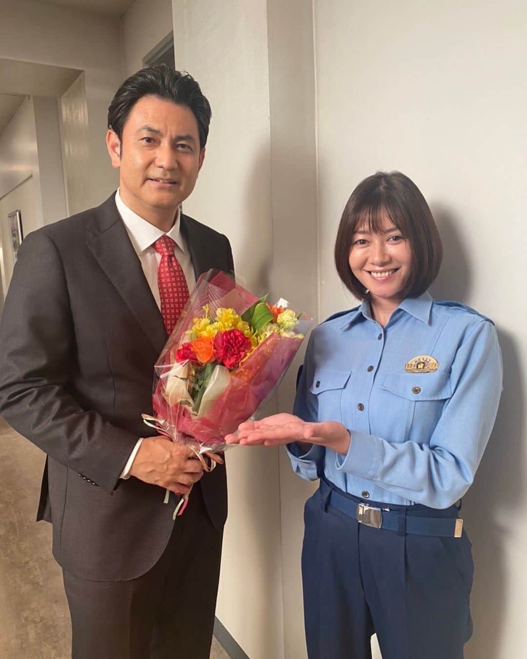 真木よう子さんのインスタグラム写真 - (真木よう子Instagram)「捜査一課長の藤本隆宏さんと^_^  Behind  the shooting scenes!   #ボイス2」10月1日 23時35分 - yokomaki_official