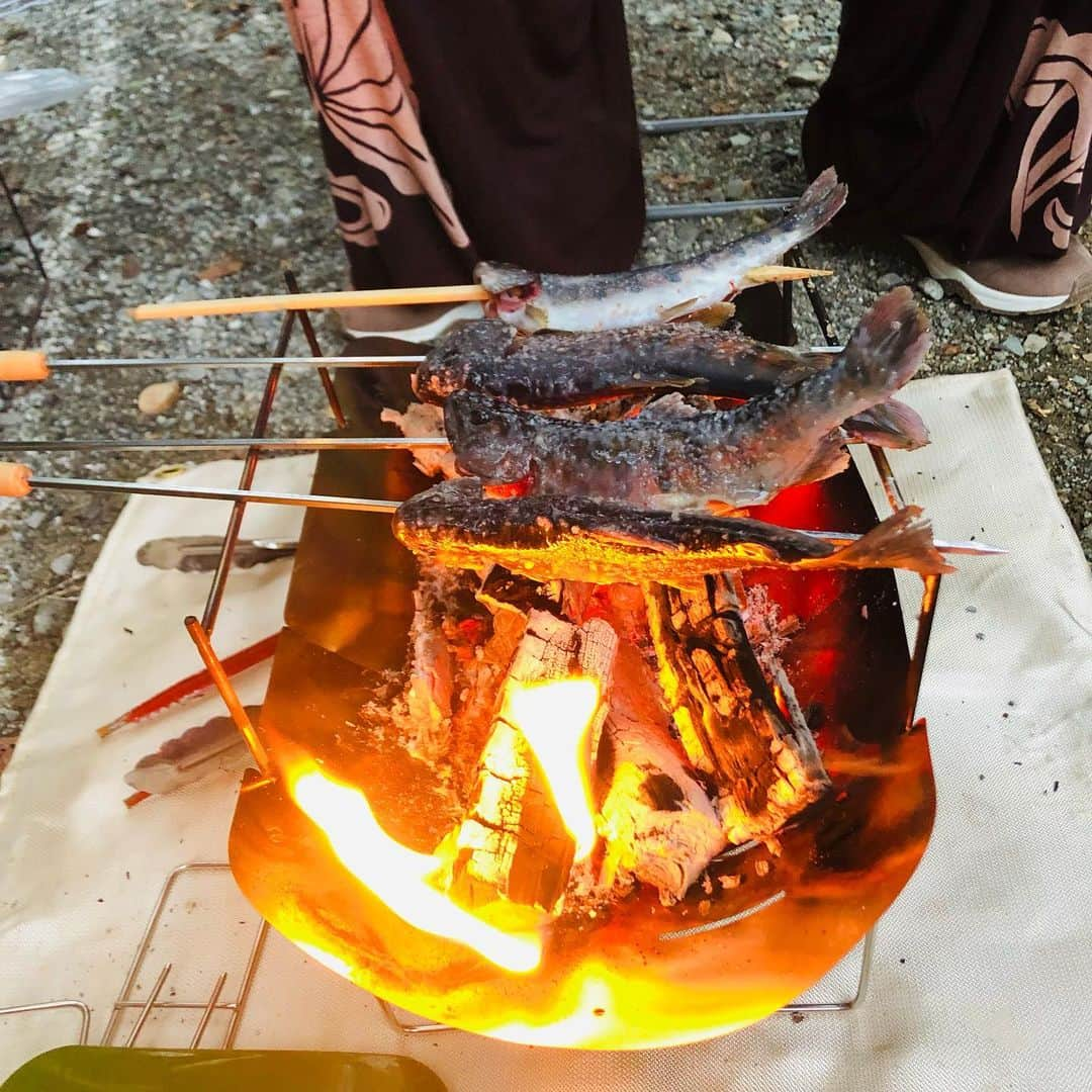 原日出子さんのインスタグラム写真 - (原日出子Instagram)「さて 新しい趣味となるか…✨ 台風前の 奇跡のような晴天の日に ご近所シスターズと おばキャンプへ〜😊 近場に こんな素晴らしいキャンプ場があるとは❣️ 女2人の 気ままなドライブと テント泊のキャンプ🏕 川の音 森の空気 焚き火の灯 満天の星 … 全てに癒された時間でした💖 癖になりそう〜✨  #おばキャンプ #テント泊 #癒しの時間 #毎日を楽しく #ご近所仲良し隊 #幸せのレシピ」10月1日 23時50分 - hara_hideko