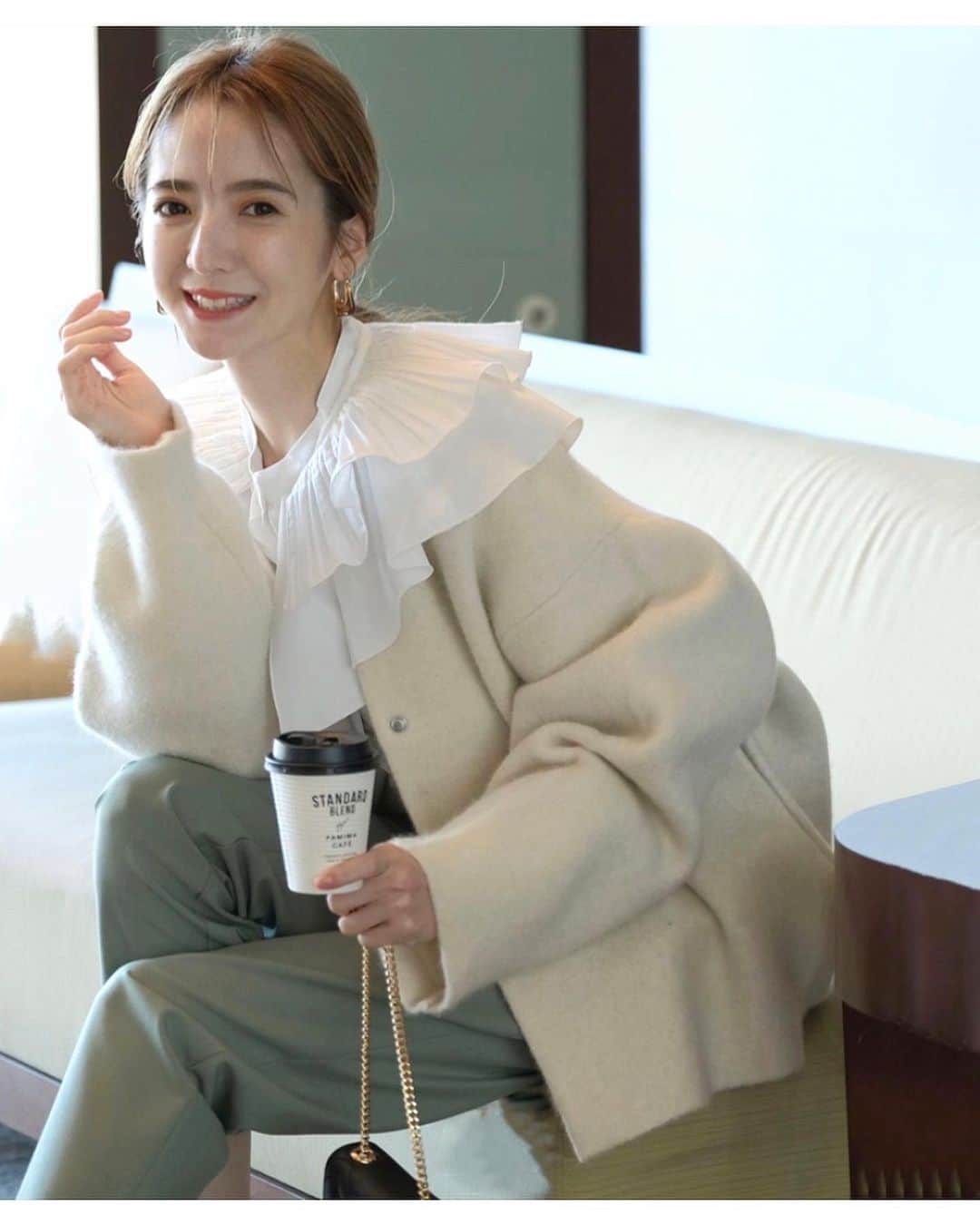 平木愛美のインスタグラム：「my work 📸💭💭 shooting  この撮影コーデが可愛いすぎて、リアルBUYしたよね🤍  フリルのシャツと、シルエットがかわいいカーデ、オーダーした！！！  #fashion #ootd」