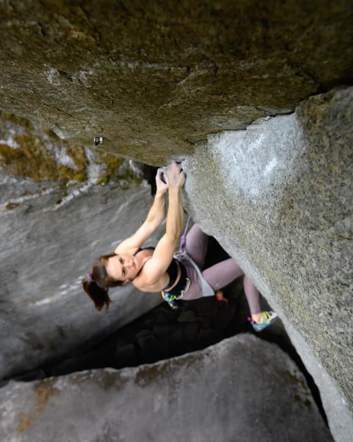 ペイジー・クラッセンのインスタグラム：「I’ve been projecting how to make this gif longer than I projected this route. Still wearing skinny jeans too, and a fanny pack around my waist instead of my shoulder. Oh well.  Here’s the first move of the crux on Dreamcatcher. Granite precision at its finest.  📸 by @arjandekock  @eddiebauer @lasportivana @maximropes @physivantage @kiltergrips」