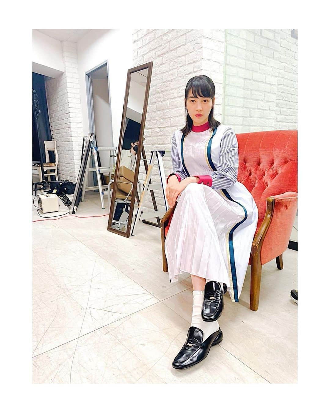 のん（能年玲奈）さんのインスタグラム写真 - (のん（能年玲奈）Instagram)「みんな緊急生配信見てくれましたか？ 全身おめかししてましたよ🏄‍♀️  緊張したけど頑張ってしゃべった！ 見てくれたみんなありがとう！  「越境放送バリ」 2021年10月1日（金）深夜2:01～　よみうりテレビにて放送です。 後日Tver、Gyaoでも見られます。見てね。 #越境放送 #ytv #YouTube  @harumi_showroom  dress:@adelly.tokyo shoes:@akiranaka.official」10月2日 0時00分 - non_kamo_ne