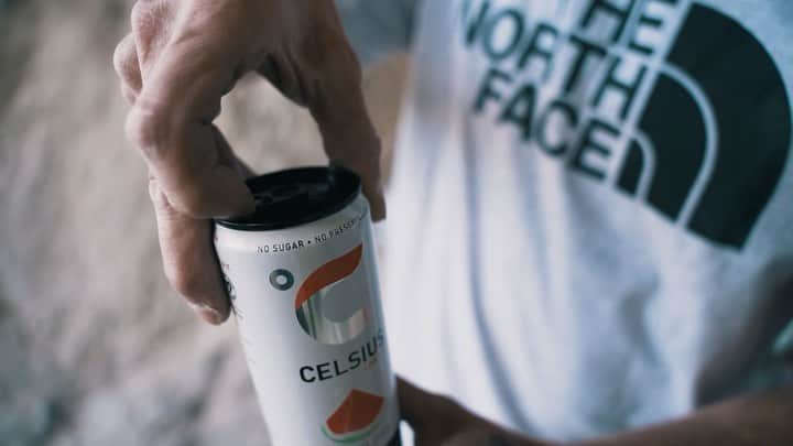 ダニエル・ウッズのインスタグラム：「@celsiusofficial is my go to drink before a session at the crag. It helps me to maintain focus and power up when trying climbs that are at my max. Having that extra boost of energy is what makes something go from feeling impossible to possible. Also, it tastes great. Watermelon and cola are my go to flavors. #celsiusbrandpartner #celsiuslivefit   Vid @eric_fallecker」