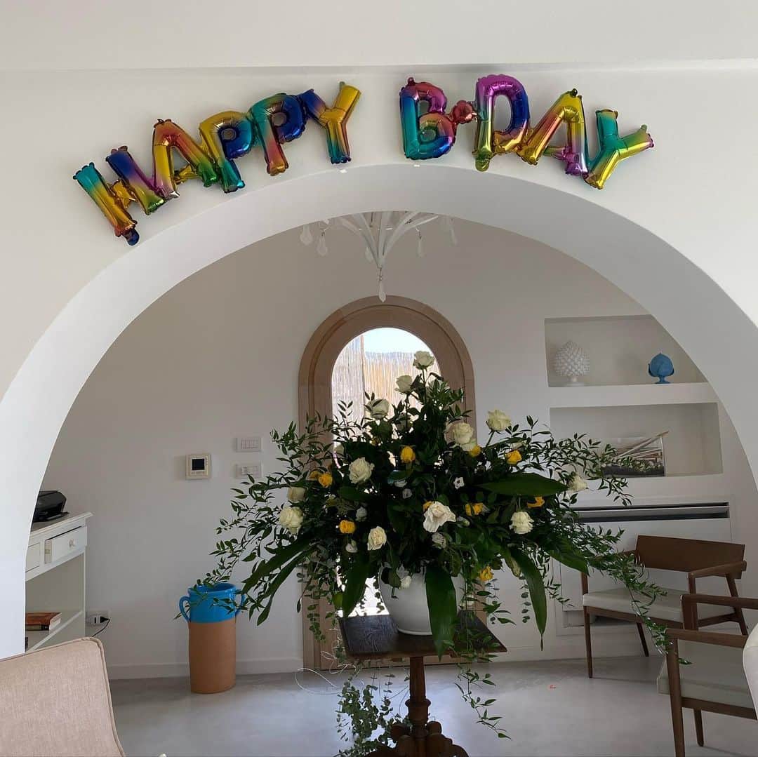 Halseyのインスタグラム：「Thank you for the birthday wishes the past few days. 27 is off to a blissful, wandering start. 🌻」