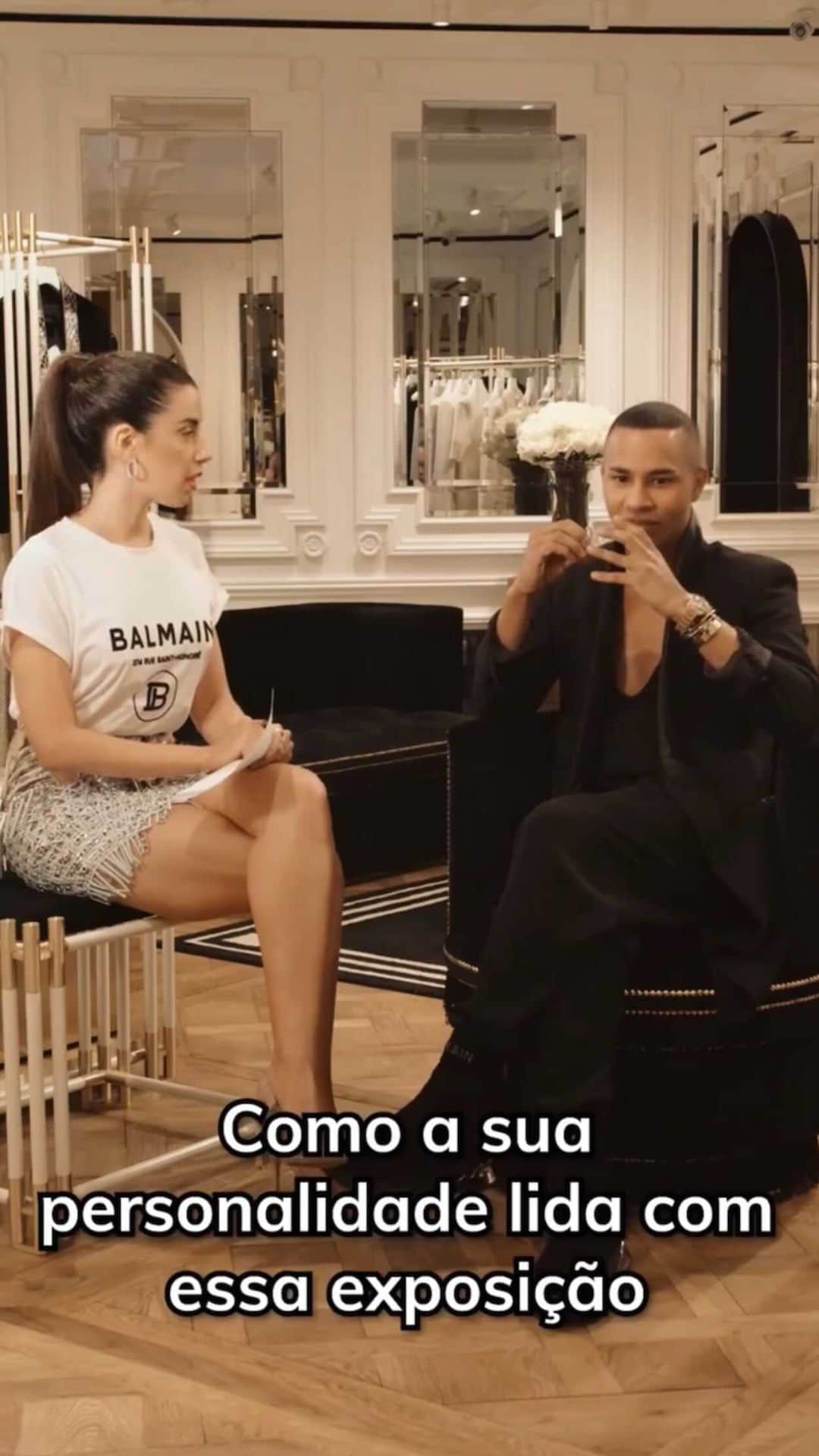 Garotas Estupidasのインスタグラム：「“As pessoas estão menos autênticas e obcecadas com número de likes” - não poderia concordar mais com @olivier_rousteing da @balmain sobre qual a melhor “receita” pra se obter “sucesso” (em aspas, pq o conceito de sucesso é bem relativo) nas redes sociais! / trecho de uma entrevista feita em 2019 (na íntegra no IGTV)」