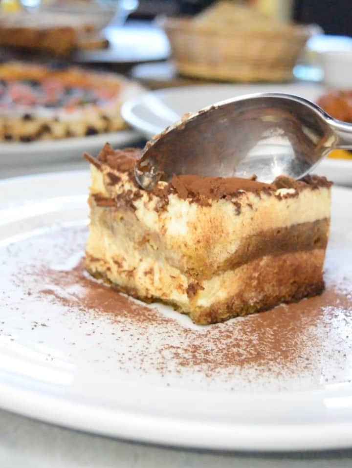 Eataly Brasilのインスタグラム：「☕️ Para celebrar o dia internacional do café, que tal experimentar um delicioso Tiramisù no Eataly?   O Tiramisù é um clássico italiano criado na década de 1950 na cidade de Treviso, no Vêneto. O nome é originário da expressão “Tirami Sù”, que signifca “levanta-me” ou “puxa-me para cima” em italiano, e faz todo sentido ao vermos seus ingredientes. A sobremesa é feita com base em biscoitos ou pão de ló embebidos em café, entre camadas de queijo mascarpone com açúcar e ovos, coberto por cacau em pó. O melhor de tudo? Somente até 12/10 ele custará apenas R$ 15,00, aqui no Eataly.  Aproveite Le Settimane Gastronomiche di Eataly para experimentar nosso Tiramisù e outros 6 pratos principais em nossos restaurantes, cada prato por R$ 38,00! Corre que é só até 12/10!*   *Promoção válida de 27/09 a 12/10, em todos os restaurantes do Eataly e no delivery, apenas um prato promocional por restaurante. Sujeito à disponibilidade de estoque.   #Eataly #EatalySP #Italia #Italy #Gastronomia #LeSettimaneGastronomiche #Culinária #Tiramisù #InternationalCoffeeDay」