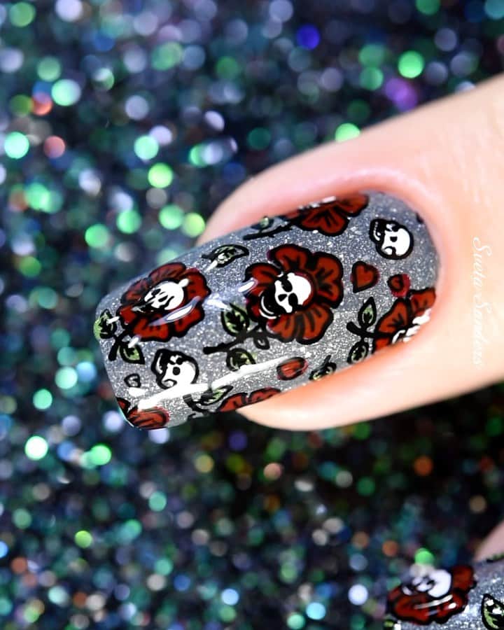 のインスタグラム：「#HalloweenNails 💀👻 I used products from @whatsupnails 😍❤️/ использовала материалы:  💕 Whats Up Nails - B072 No Clowning Around Stamping Plate  💕 Stamping Polish: Whats Up Nails “Neither Noir”   💕Whats Up Nails - Jumbo Clear Stamper & Scraper  And: 💕 Gray nail polish - Picture Polish Sharky 💕 Red nail polish - Picture Polish Saucy by @picturepolish 😘」