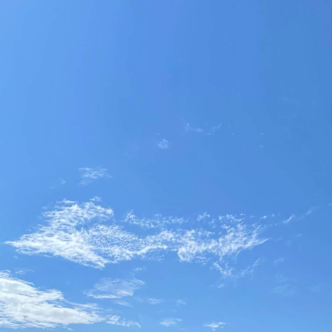 吉井明子さんのインスタグラム写真 - (吉井明子Instagram)「東京の空。  皆さん、台風は大丈夫でしたか？  関東は台風一過の青空です✨まだ風も強めだから、空を見上げるたびに雲のかたちが変わります。  昨日と比べて一気に気温が上がった東京🗼 逆に湿度は大きく下がって、空気が急激に乾燥してきています🍃  こうした気温と湿度の急激な変化は、体調やお肌に影響が出る実感があります。  秋の乾いた空気の高気圧に覆われるようになってきたら… 毎年肌の保湿ケアを強化することにしています😌✨日中の気温が上がっても、真夏とは空気の質が違うんですね✨  お肌をケアする愛でタイムをしっかりとります☺️  #台風一過 #青空 #東京の空 #お肌の保湿  #気象予報士 #気象キャスター #weatherforecaster #기상캐스터　#氣象主播 #吉井明子 #nhk #bs4k #bs1 #bsニュース4k」10月2日 13時24分 - akiko_yoshii_sunny_rain