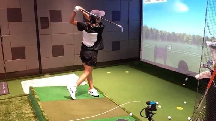 藤本麻子のインスタグラム：「新宿のゴルフ練習場 . ⛳️CORE✖︎IMPACT🏌🏻‍♀️ . 定期会員制 天沼知恵子プロのレッスン 完全個室 . 練習させていただきましたー😉✌🏻 みんなチェックしてみてー☺️ . @sumiyocorena  . @shinjukucorena  #COREna .」