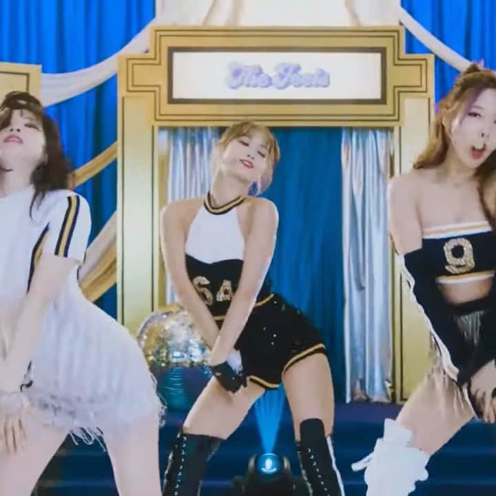 モモのインスタグラム：「♡ [Video] 211002 - “The Feels” on The Tonight Show -  #MOMO #트와이스 #모모 #平井もも #もも #TWICE」