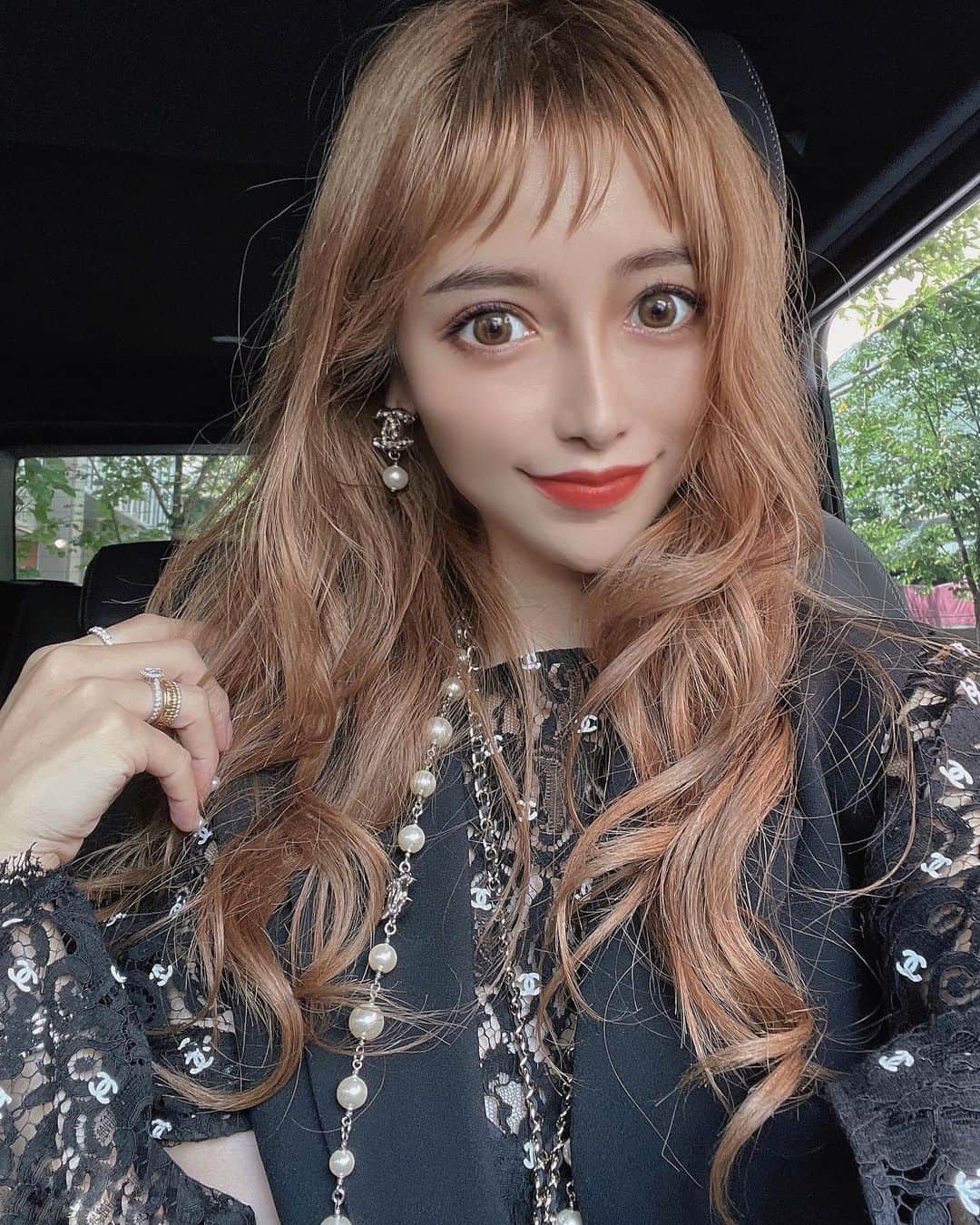 SEIRAさんのインスタグラム写真 - (SEIRAInstagram)「@tadatetsu 主人にお願いして おうちでちょちょいと伸びた前髪をカット‪✂︎‬してもらいました🥰 バランスが整い嬉しいなぁ💓.｡o♡ ㅤㅤㅤㅤㅤㅤㅤㅤㅤㅤㅤㅤㅤ 私の髪はとても特殊らしく、 ブリーチ無しでこの明るさになります。 (今は抜けきって明るすぎるのでそろそろカラー行きたい) 夏も終わりピンクカラーに飽きたところで、 前回ベージュにして頂きました！ ㅤㅤㅤㅤㅤㅤㅤㅤㅤㅤㅤㅤㅤ でも本当は、、、 髪を暗くではなく→黒くして、バッサリ💇🏻‍♀️切りたいです。 黒くするのも、髪をバッサリ✂︎カットするのも 未だに主人の許可が出ません🙅🏻‍♂️🈲‼️‼️‼️」10月2日 7時34分 - official.seira