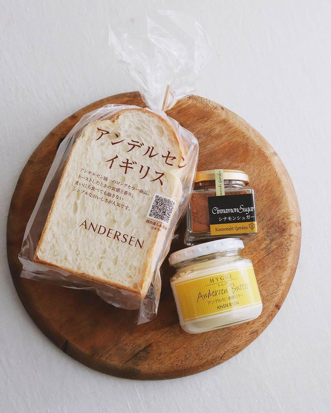 樋口正樹さんのインスタグラム写真 - (樋口正樹Instagram)「cinnamon toast . 朝食にイギリスパンの 厚切りに切れ込み入れ、 香ばしくトーストして、 一推しの発酵バターと 上質シナモンシュガー たっぷりとあしらった おいしいおいしい一枚。 . アンデルセン公式にて イギリスパンアレンジ いろいろ紹介してます。 @andersen_official_jp . . . . #イギリスパン #シナモントースト #シナモンシュガー #シナモンシュガートースト #トースト #山型パン #山食 #食パン #アンデルセン #アンデルセンイギリス #アンデルセンのパン #パンのある暮らし #パンのある生活 #パンスタグラム #パン大好き #こもれびガーデン #toast #cinnamon #cinnamontoast #cinnamonsugar #cinnamonsugartoast #andersen #bread #bakery #komorebigarden」10月2日 7時35分 - higuccini