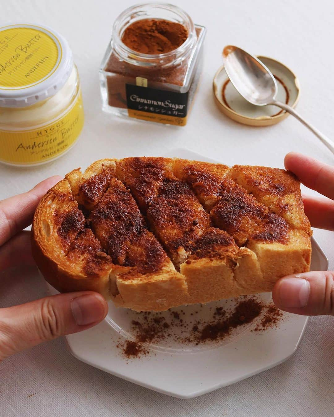 樋口正樹さんのインスタグラム写真 - (樋口正樹Instagram)「cinnamon toast . 朝食にイギリスパンの 厚切りに切れ込み入れ、 香ばしくトーストして、 一推しの発酵バターと 上質シナモンシュガー たっぷりとあしらった おいしいおいしい一枚。 . アンデルセン公式にて イギリスパンアレンジ いろいろ紹介してます。 @andersen_official_jp . . . . #イギリスパン #シナモントースト #シナモンシュガー #シナモンシュガートースト #トースト #山型パン #山食 #食パン #アンデルセン #アンデルセンイギリス #アンデルセンのパン #パンのある暮らし #パンのある生活 #パンスタグラム #パン大好き #こもれびガーデン #toast #cinnamon #cinnamontoast #cinnamonsugar #cinnamonsugartoast #andersen #bread #bakery #komorebigarden」10月2日 7時35分 - higuccini