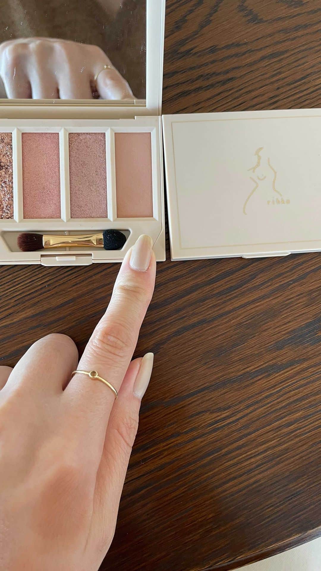 まつだみらいのインスタグラム：「feelings palette ✨  途中から人生について語ってます😂  最後の方で、 plump eyepolish のchaitea,melt paletteのhug,bisousとの比較スウォッチもあります！」