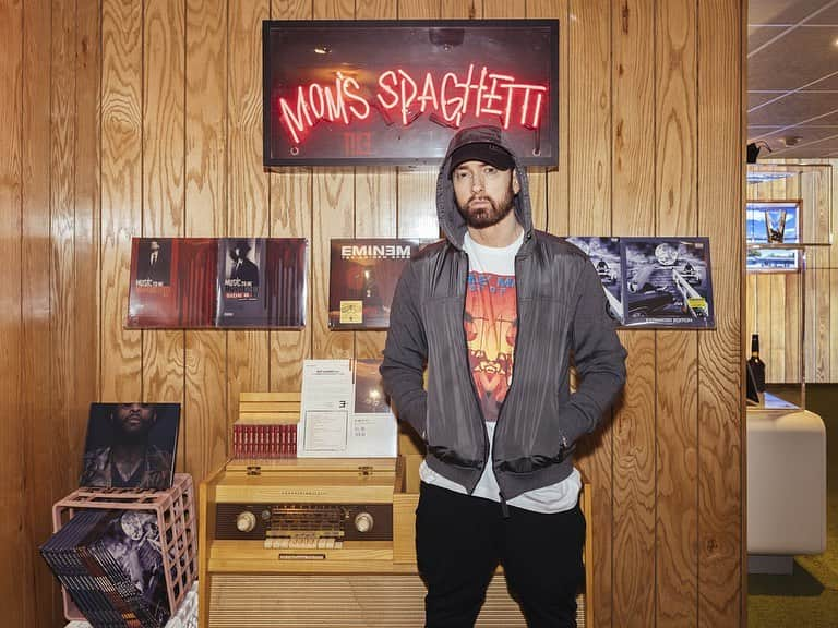 エミネムのインスタグラム：「Thank u Detroit for comin out 🙏 🍝 #MomsSpaghetti and #TheTrailer open all weekend and every week Weds-Sun opening at 4pm! Hit link in bio for full gallery | photo credit: @jeremydeputat」