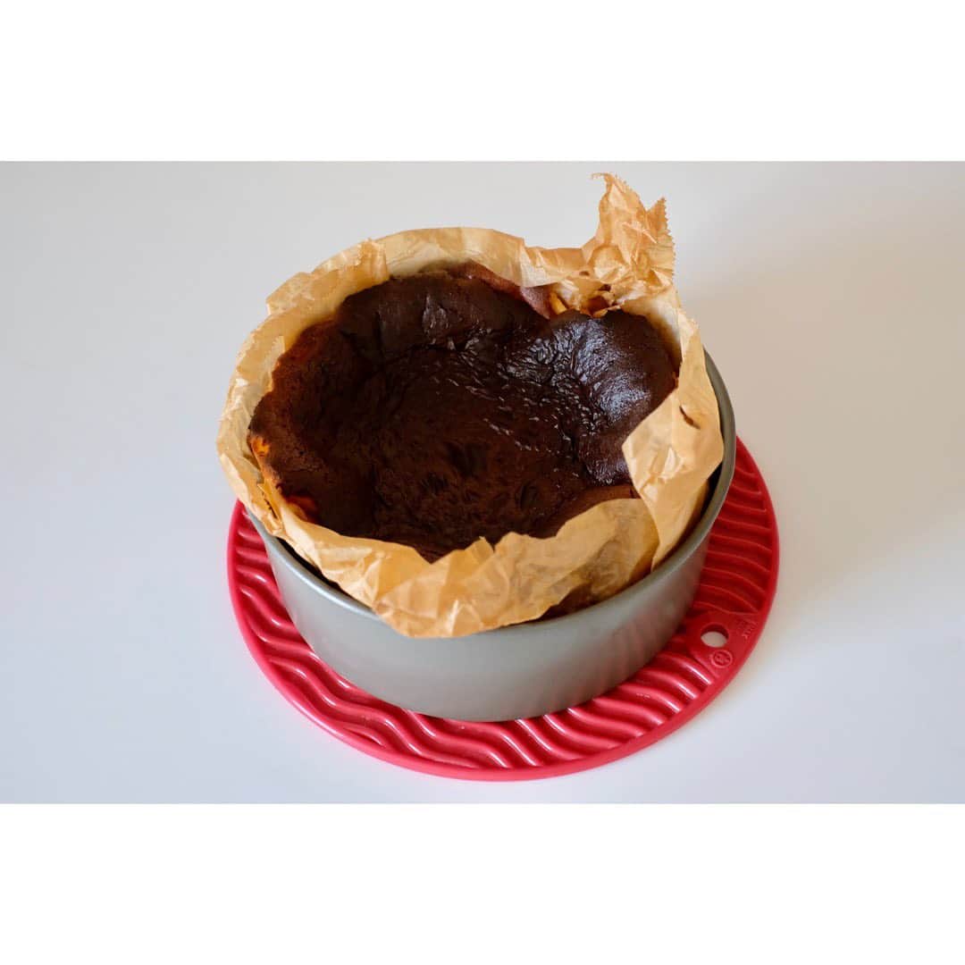 はなさんのインスタグラム写真 - (はなInstagram)「天然生活webにて連載中『はなのお菓子』。今回は「バスクチーズケーキ」のレシピが公開されました(๑˃̵ᴗ˂̵)いつかは行きたい食の街、スペインのサン・セバスチャンの老舗で生まれた真っ黒チーズケーキ。濃厚な生地とキャラメルのような風味がグッジョブな焦げ目が特徴的なバスチーです(๑･̑◡･̑๑)ものすごく簡単に作れるのでお菓子作り初心者の方にもオススメ！最高に美味しいのでぜひ作ってみてくださいね♪ レシピはプロフ下のURLからどうぞ。 #天然生活web #はなのお菓子 #バスチー #バスクチーズケーキ」10月2日 9時13分 - hanalovestaco