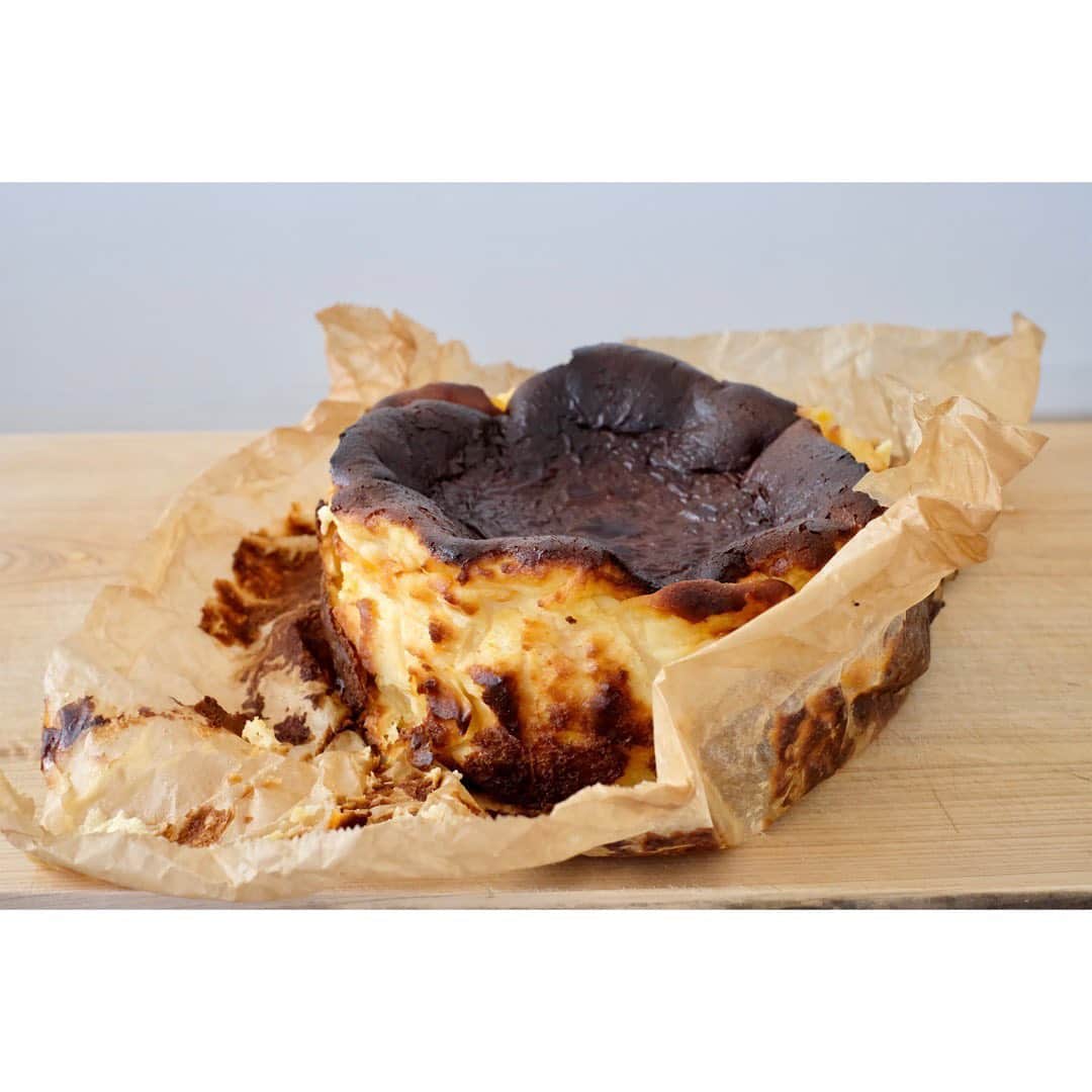 はなさんのインスタグラム写真 - (はなInstagram)「天然生活webにて連載中『はなのお菓子』。今回は「バスクチーズケーキ」のレシピが公開されました(๑˃̵ᴗ˂̵)いつかは行きたい食の街、スペインのサン・セバスチャンの老舗で生まれた真っ黒チーズケーキ。濃厚な生地とキャラメルのような風味がグッジョブな焦げ目が特徴的なバスチーです(๑･̑◡･̑๑)ものすごく簡単に作れるのでお菓子作り初心者の方にもオススメ！最高に美味しいのでぜひ作ってみてくださいね♪ レシピはプロフ下のURLからどうぞ。 #天然生活web #はなのお菓子 #バスチー #バスクチーズケーキ」10月2日 9時13分 - hanalovestaco