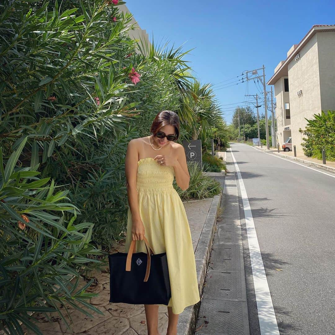 小川ひとみさんのインスタグラム写真 - (小川ひとみInstagram)「おはよう🤍🌴🤍 @hm のワンピ🌸 今日も海🏖Pool✨ お昼は何食べようかな🍇 #handm #yellow」10月2日 9時42分 - hitomy220