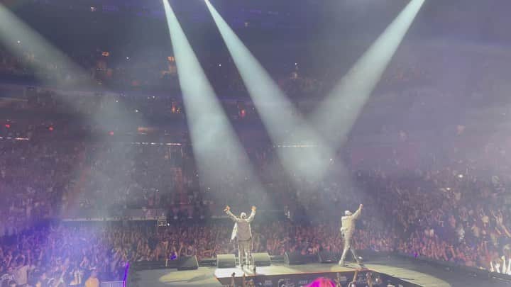 ウィジンのインスタグラム：「Gracias por tanto amor , cariño y respeto, los amamos mucho , nos hacían falta , espero que la hayan pasado tan bien como nosotros @wisinyyandel LA GERENCIA 💃🏻🕺🏻💃🏻🕺🏻💃🏻👯‍♀️💃🏻👯‍♀️💃🏻👯‍♀️💃🏻 @yandel」