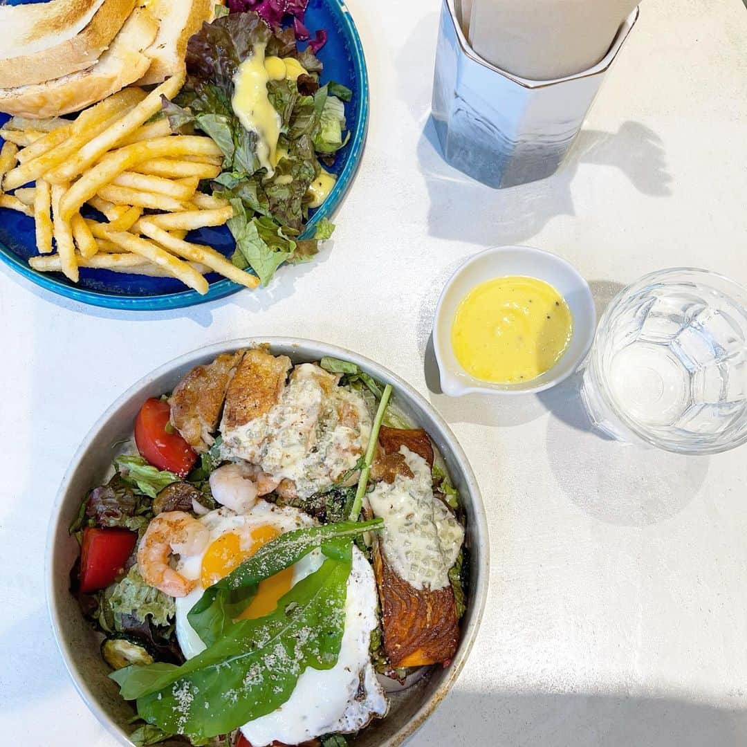 ひよんのインスタグラム：「☕️💛  これはおしゃれに撮れているの？🤔 物撮りすごく難しい🤣🤣 ひよんにとって、とても苦手な分野🤯  オリちゃんと行ったカフェ可愛かった💕  #ひよん」