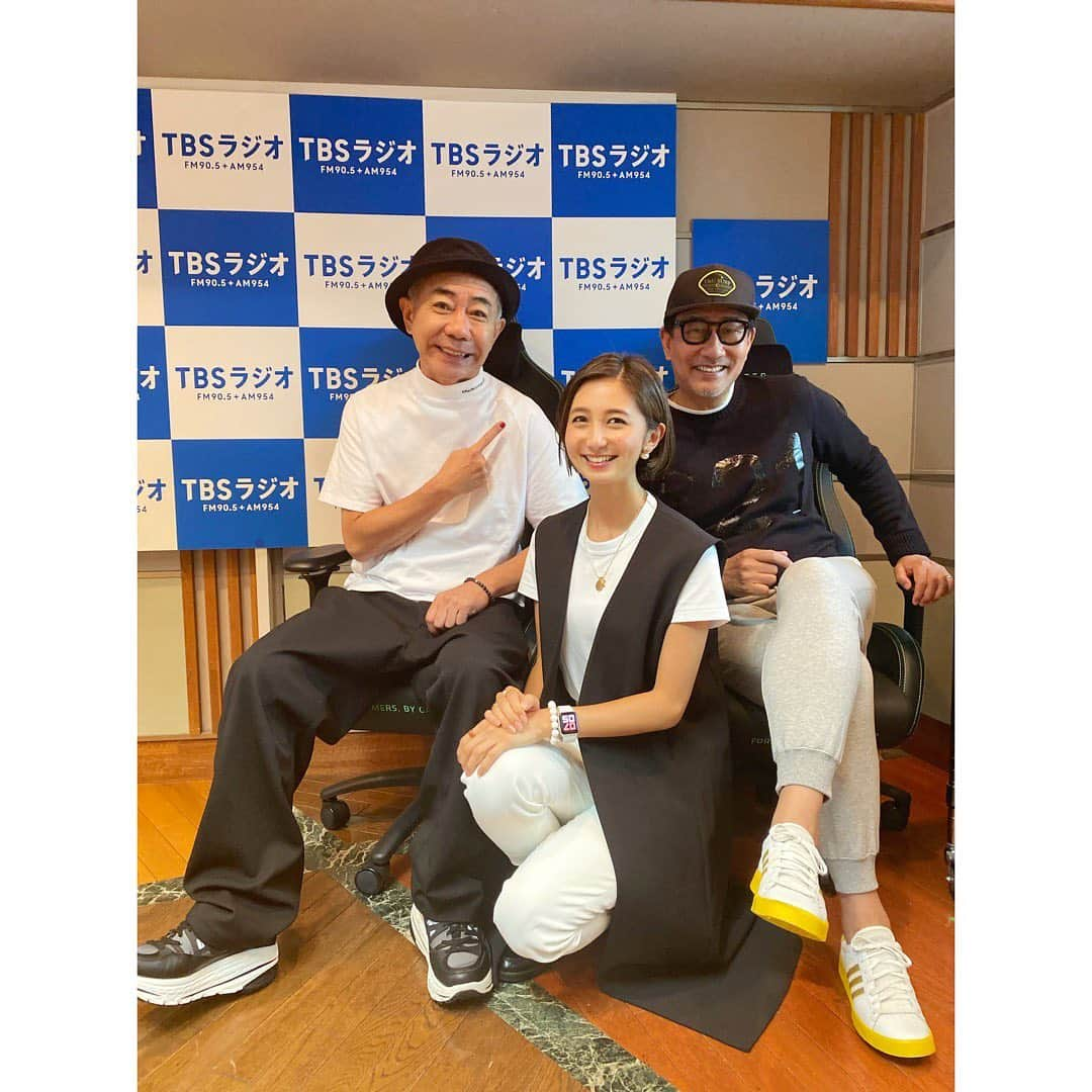 近藤夏子さんのインスタグラム写真 - (近藤夏子Instagram)「.   TBSラジオ「土曜朝６時。木梨の会」 ありがとうございました😊💛 　  今日は！なんと！なんとなんと！！ 中井貴一さんがいらしてくださいました😍 　 中井さんはかっこよくてダンディなのはもちろんのこと お話も凄く面白くて楽しくて 笑い転げた１時間の放送でした😆✨ 　 ノリさんが途中で消えちゃうサプライズハプニングもありましたが 中井さんのトークで楽しく楽しくラジオが進んでいき もう、夢のような時間でした❣️ 　 本当にありがとうございました！！  ノリさんの配信は明日からですよ〜！ 皆さん予約はもうお済みですか？👀 　  あーー、お天気も良く最高な土曜日スタートです✨✨ ぜひ聞いてない方はradikoで聞いて下さいね💛 　  改めてノリさんの周りには素敵な方がたくさんいて それはノリさんのあたたかさがあるからだなって実感した朝でした🌻 　 　 ノリさん、中井さん、ありがとうございました🤍 　 　 #木梨の会 #木梨の貝 #ジグソーパズル #TBSラジオ #5時から集まって気がついたら10時半 #幸せ土曜日」10月2日 10時43分 - kondokako0804