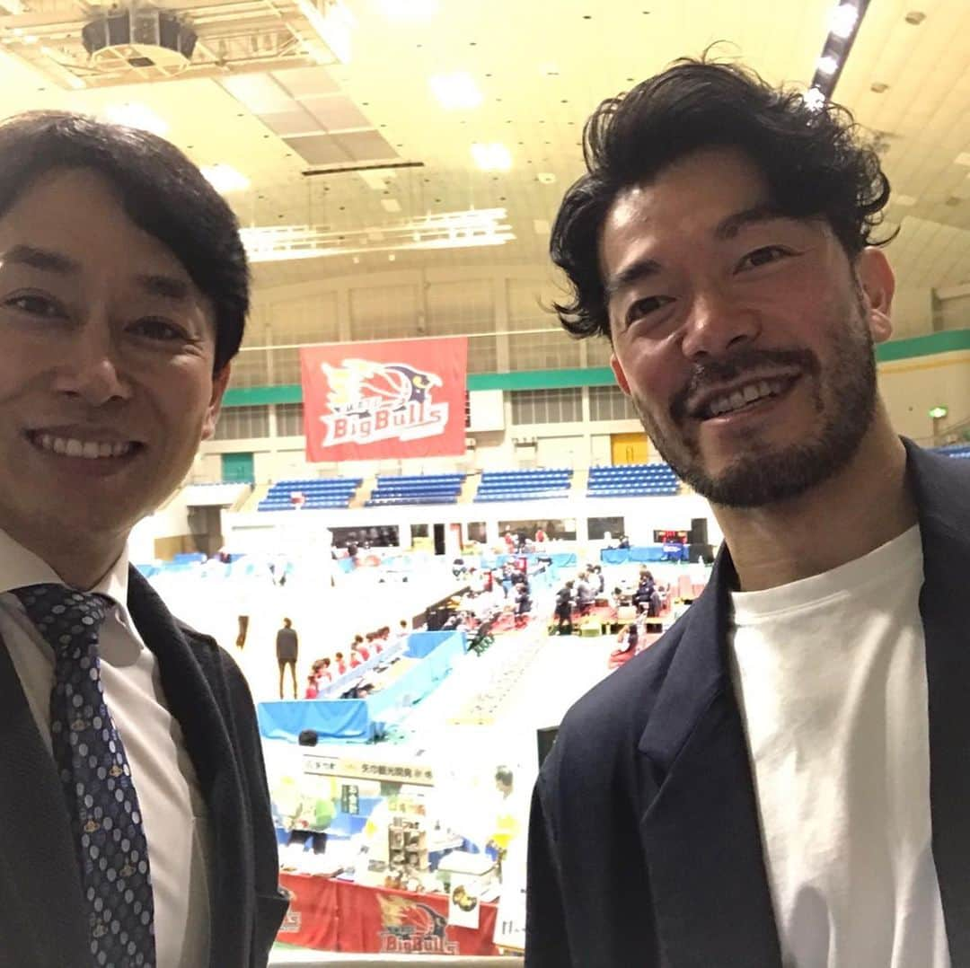 高橋裕二のインスタグラム：「待ちに待った季節到来です🏀 バスケットＢ３岩手ビッグブルズがきょう開幕戦を迎えます！  昨季は５位（全１１チーム）でしたが、１４人中９人が新メンバーとなりました。心身ともに大幅なパワーアップを果たし、今シーズンの優勝&Ｂ２昇格を狙っています✨  大切な開幕戦の相手は、昨季１０位の金沢武士団（サムライズ）です。  このあと午後１時３０分から生中継します😊 解説は岩手ビッグブルズ初代キャプテンの山本吉明さん、 実況は私が務めます。  バスケットのルールも説明しながらお伝えしていきます！ ぜひご覧ください✨  #バスケット #岩手ビッグブルズ  #ビッグブルズ  #山本吉昭  #bリーグ  #開幕戦  #金沢武士団  #実況中継  #岩手めんこいテレビ  #アナウンサー  #高橋裕二」