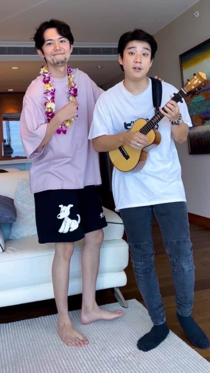 新野俊幸のインスタグラム：「My new friend @edenkai_official played ukulele and sang.」