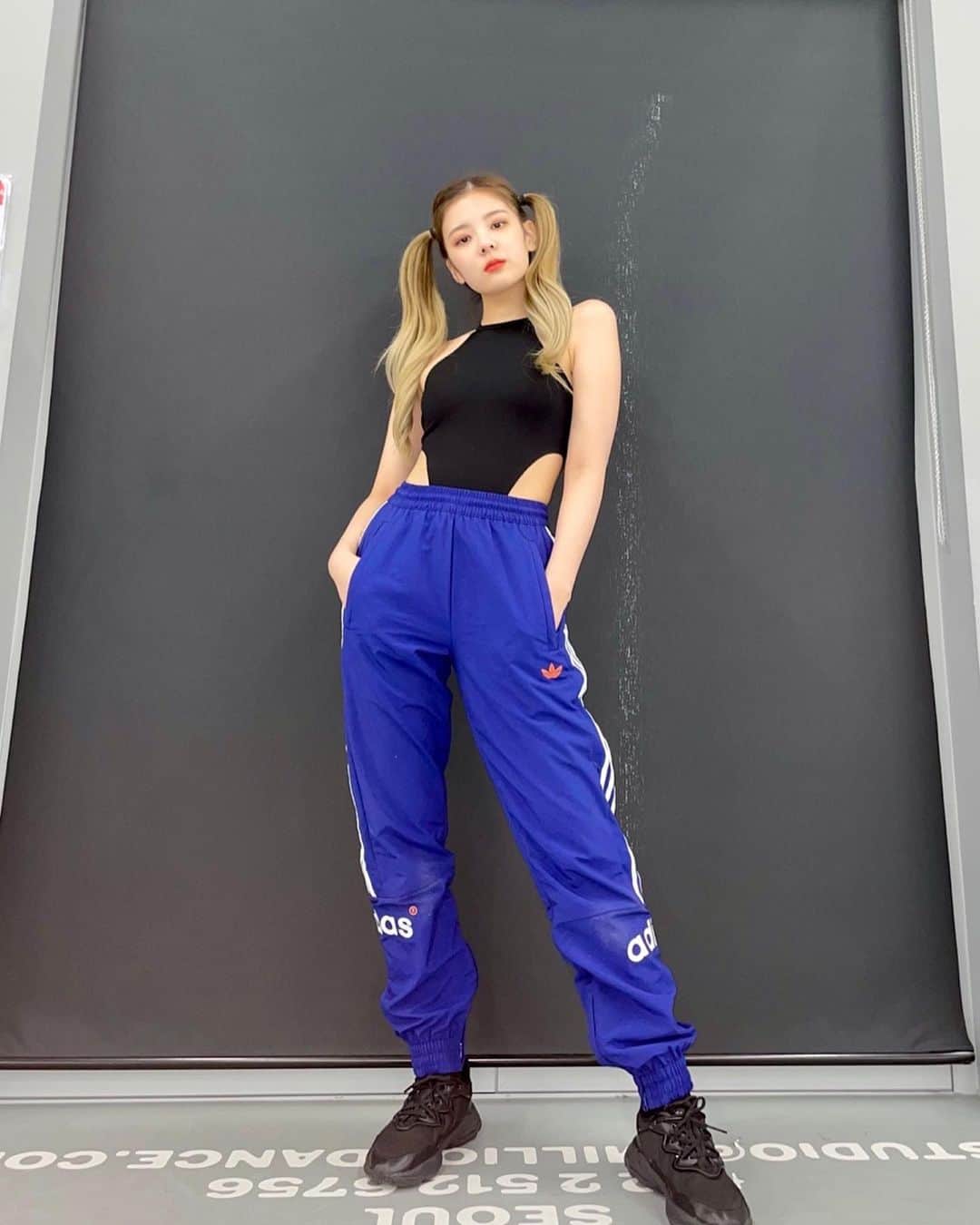 ITZYさんのインスタグラム写真 - (ITZYInstagram)「you know i love adidas💋😝」10月2日 12時15分 - itzy.all.in.us