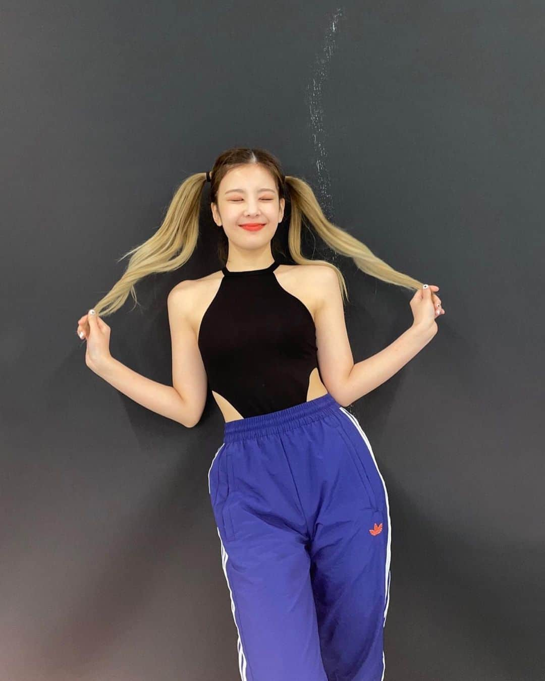 ITZYさんのインスタグラム写真 - (ITZYInstagram)「you know i love adidas💋😝」10月2日 12時15分 - itzy.all.in.us