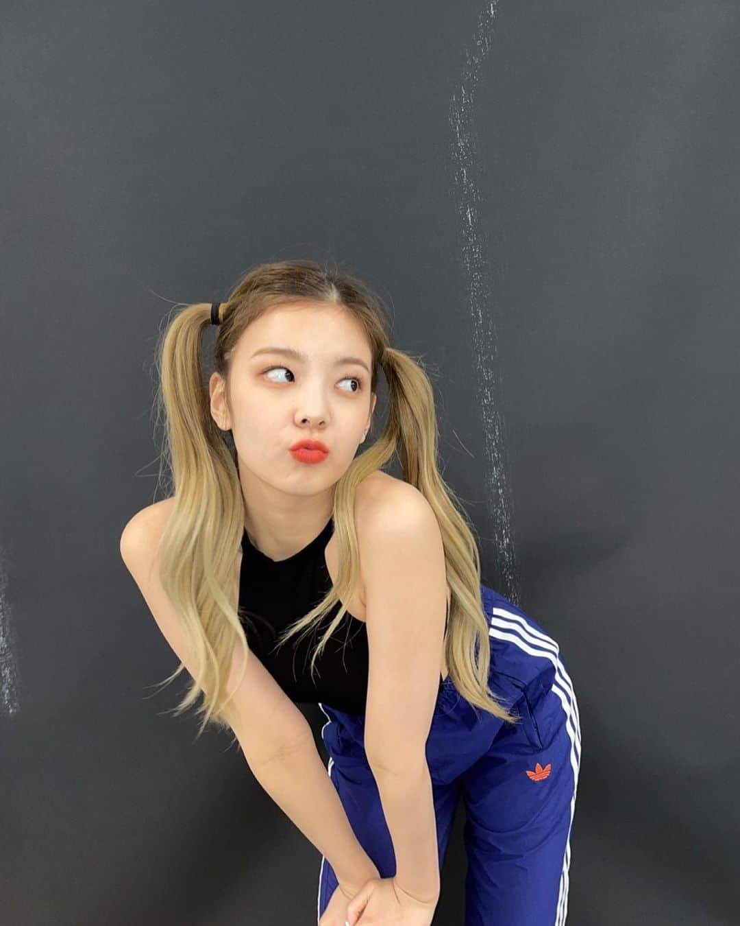 ITZYさんのインスタグラム写真 - (ITZYInstagram)「you know i love adidas💋😝」10月2日 12時15分 - itzy.all.in.us